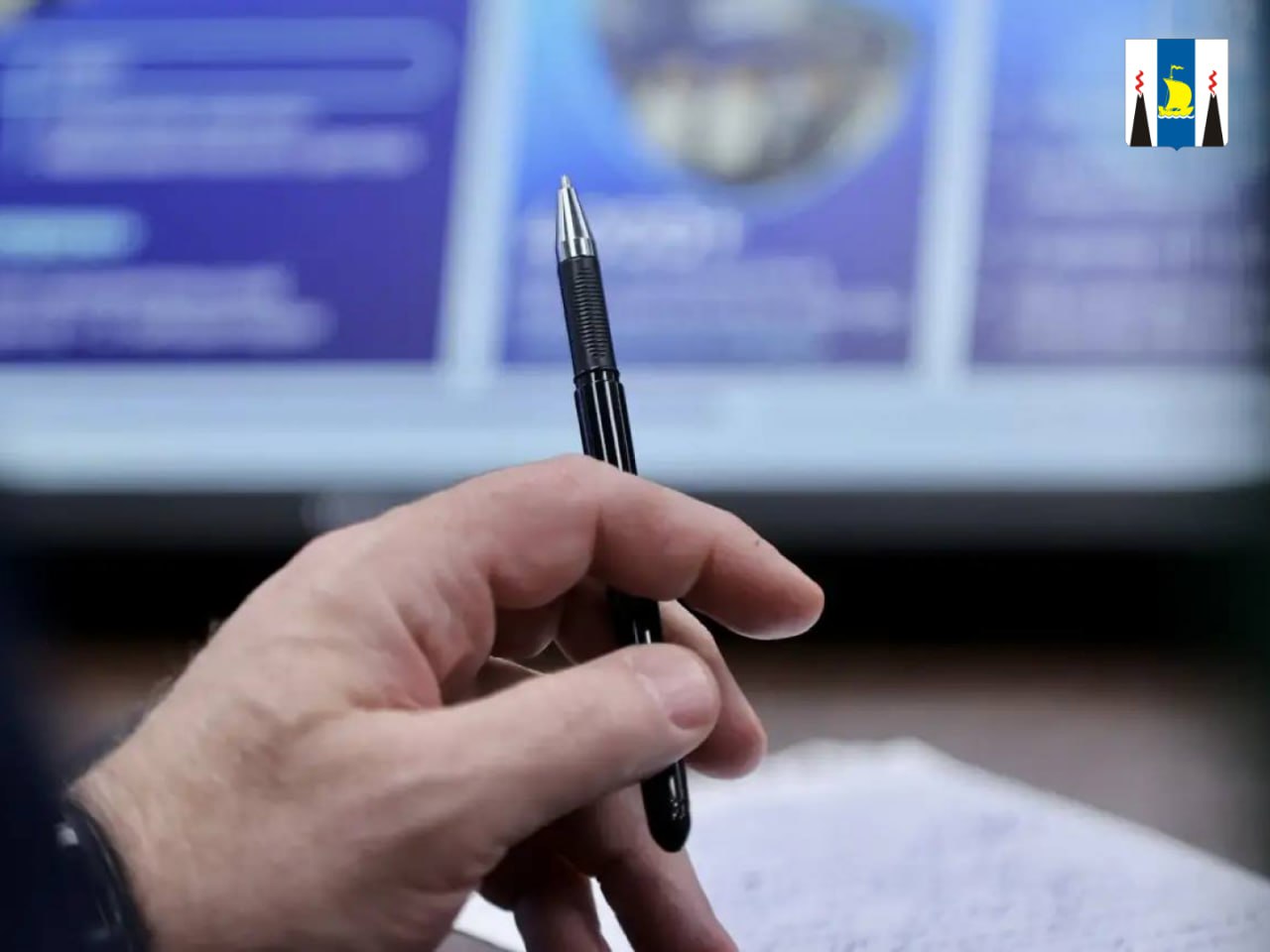 Сахалинская область является одним из лидеров в Национальном рейтинге инвестиционной привлекательности а Южно Сахалинск занимает вторую строчку в списке лучших городов для бизнеса О развитии экономики и привлечении инвестиций рассказал губернатор Валерий Лимаренко в ходе встречи с депутатами Сахалинской областной Думы За последние семь лет инвестиционная политика в регионе вышла на качественно новый уровень В Национальном рейтинге состояния инвестклимата Сахалинская область уверенно удерживает четвертую позицию За девять месяцев этого года объем инвестиций в сравнении с аналогичным периодом 2024 го вырос на 19 5 По итогам года он превысит 400 млрд рублей За счет привлечения бизнеса в области построены современные рыбоперерабатывающие заводы в Южно Сахалинске открылся самый большой на Дальнем Востоке аэровокзал началась реконструкция Корсаковского порта начал работу нефтегазовый индустриальный парк Наша экономика становится устойчивей и опирается она на разные отрасли а не только на нефтегазовую как прежде Бизнес активно вкладывается в логистические проекты развитие туристической инфраструктуры рыбную промышленность сельское хозяйство строительство нефтегазовые сервисы а также в здравоохранение и образование Все это новые локомотивы инвестиционной политики Сахалинской области сказал Валерий Лимаренко В своем выступлении глава региона подчеркнул что для продолжения устойчивого развития Сахалина и Курил требуется поддержка федерального центра Считаю принципиально важным привлекать к развитию региона федеральные средства Это вопрос справедливости Сахалин и Курилы должны не только отдавать деньги в казну но и получать внимание федерального центра И это сегодня происходит За счет средств федерального бюджета строятся социальные объекты идет модернизация транспортной инфраструктуры отметил глава региона Создание условий для развития бизнеса положительно влияет и на сферу труда За счет запуска новых предприятий появляется все больше рабочих мест На сегодняшний день сахалинские работодатели заявили свыше 6 тысяч вакансий При этом регион демонстрирует один из самых низких уровней безработицы в России За последние 7 лет показатель снизился до рекордных 0 3