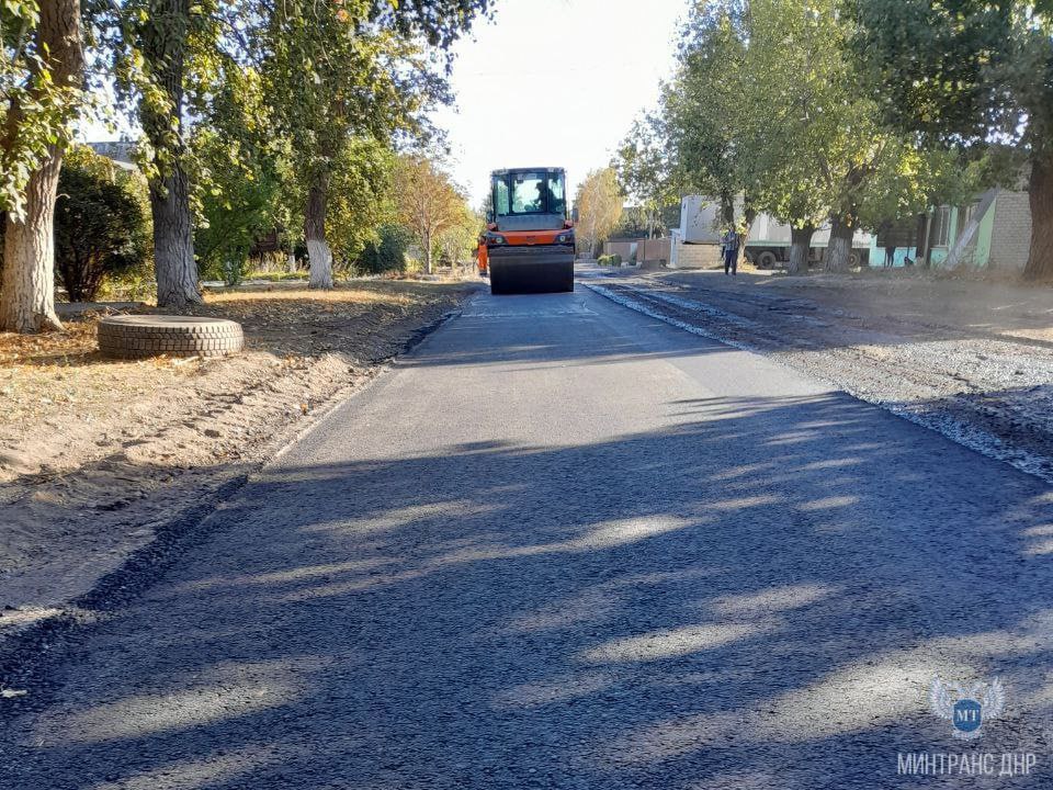 В Службе автомобильных дорог Донбасса рассказали о прошедших мероприятиях по содержанию республиканских дорог  Специалисты дорожных служб выполнили:    — устройство выравнивающего слоя из асфальтобетонной смеси  ямочный ремонт  на участках автомобильных дорог общего пользования — 6,7 тыс. м²;... Подробнее