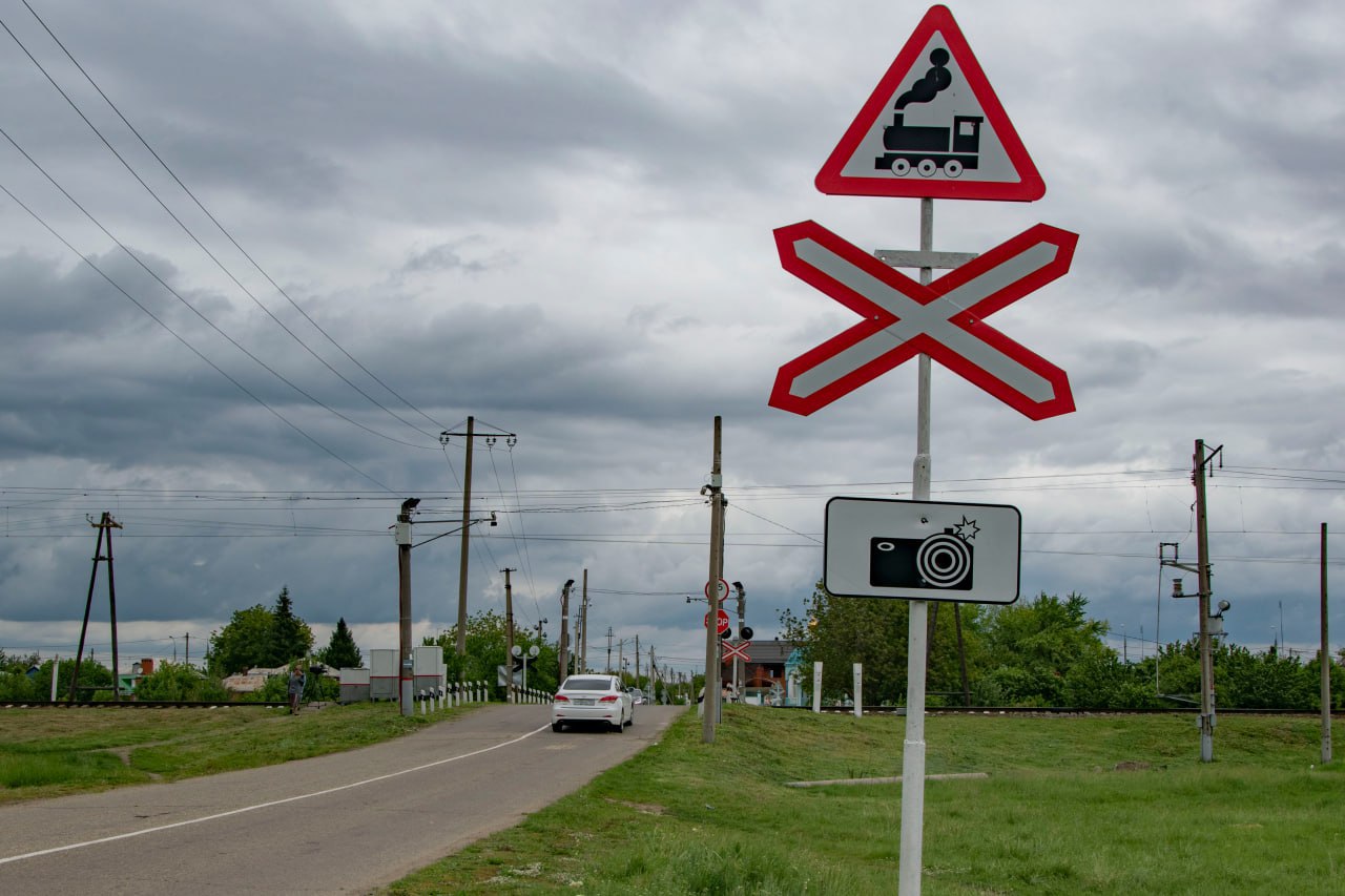 Спешка и невнимательность главная причина ДТП на переездах На железнодорожных переездах в границах СКЖД в январе августе 2025 года произошло 29 ДТП В результате них 4 человека погибли и 19 получили травмы различной степени тяжести Дорожно транспортные происшествия случились в 7 субъектах федерации расположенных в границах магистрали в Республике Дагестан 10 в Краснодарском крае 6 в Ставропольском крае 4 в Кабардино Балкарской Республике 4 в Ростовской области 3 в Республике Северная Осетия Алания 1 в Чеченской Республике 1 Отметим что за 8 месяцев 2025 года на железнодорожных переездах СКЖД зафиксировано более 560 нарушений ПДД водителями транспортных средств В целях профилактики дорожно транспортных происшествий с начала года железнодорожники совместно с сотрудниками ГИБДД провели 274 рейда по выявлению нарушений правил дорожного движения при следовании через железнодорожные переезды В отношении 66 водителей приняты меры административного воздействия включая штрафы и лишение водительских прав