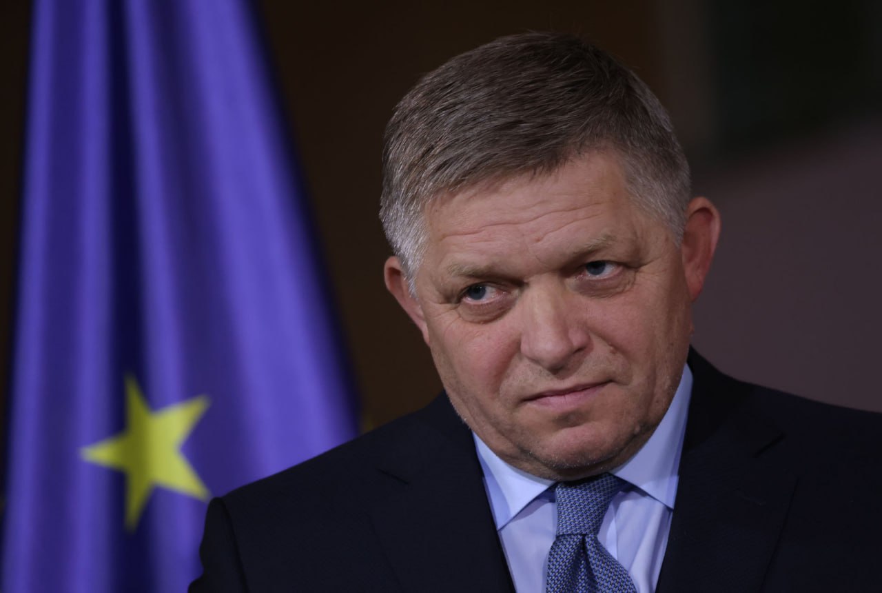 Наглядный пример того, что такое суверенитет  Словакия заблокирует любые санкции ЕС против России, если они будут ущемлять интересы словаков. Об этом сообщил премьер Роберт Фицо после того, как парламент одобрил резолюцию c призывом к правительству не поддерживать никаких новых мер.   «Если будут введены санкции, которая нанесут нам ущерб, я никогда не проголосую за них. Я заинтересован в том, чтобы быть конструктивным игроком в Европейском союзе, но не за счет Словакии».  Фицо заявил, что не может поддержать никакие меры, запрещающие импорт российского топлива для атомных электростанций Словакии.