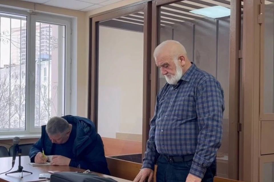 Отрицательный пример за 20 тысяч В Краснодаре оштрафовали учителя который оскорблял русских на уроке   Алигаджи Магомедов из 61 й школы решил что лучший способ приструнить класс это националистические выпадки Видео со спичем математика быстро разлетелось по пабликам после чего педагога с 30 летним стажем предсказуемо выставили на мороз и довели до суда В суде Магомедов включил заднюю Его версия оскорбительные слова он действительно произнес но дети всё неверно истолковали По словам учителя он использовал грязные ругательства как негативный пример чтобы показать ученикам как вести себя не надо Такая вот альтернативная педагогика Суд креатив не оценил но и жестить не стал Несмотря на статью о возбуждении ненависти ветерану Афгана и Чечни с медалью За отвагу дали минималку Учли боевые заслуги возраст и дежурное раскаяние Итог урок обошелся математику всего в 20 тысяч рублей штрафа Подписаться на kpkuban Читать нас в MAX