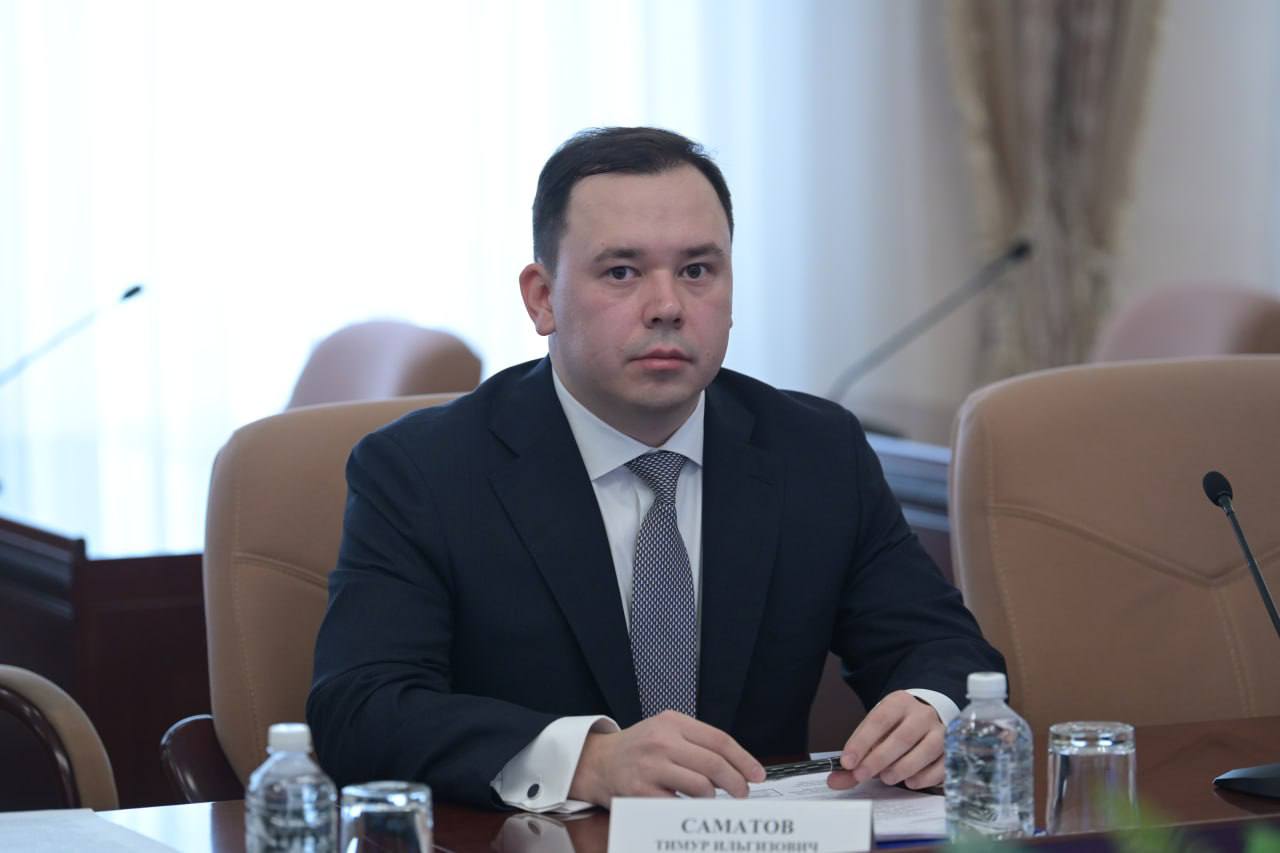 Министерство промышленности и торговли Хабаровского края возглавит Тимур Саматов Сегодня представил его коллегам на президиуме правительства региона Тимур Ильгизович молодой но уже очень опытный управленец Получил образование в Российском экономическом университете им Г В Плеханова кандидат экономических наук Работал в федеральном Минпромторге был заместителем министра промышленности и торговли Республики Татарстан в 2022 2024 годах возглавлял аналогичное министерство в Луганской Народной Республике Первоочередные задачи возрождение Хабаровского судостроительного завода и создание новых технопарков в нашем регионе Желаю новому министру успехов на благо Хабаровского края и нашей великой Родины Подписывайтесь на мой канал в МАХ