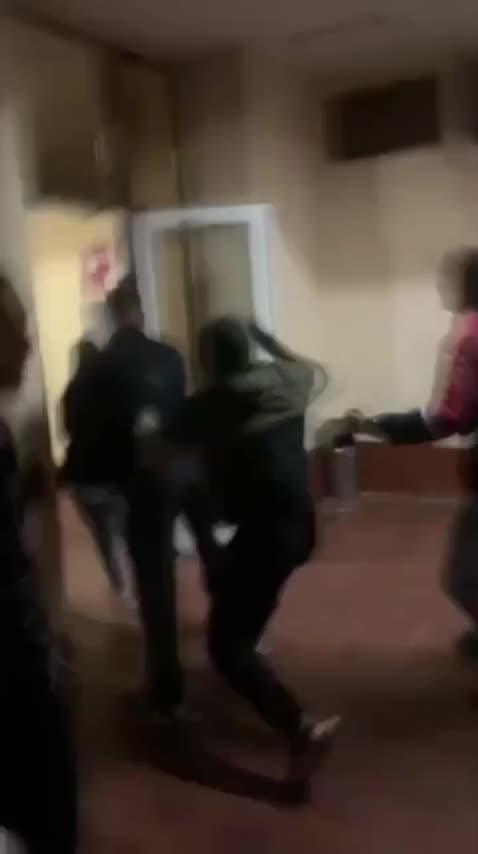 Массовая драка во дворе дома на проспекте Победы 78