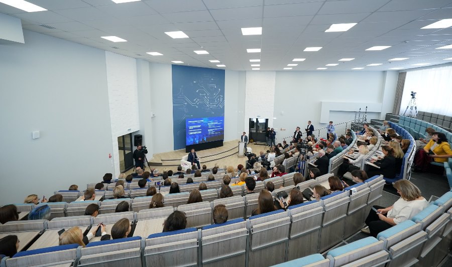 Губернатор рассказал о перспективах строительства Крапивинской ГЭС На пресс конференции губернатора Кузбасса прозвучал вопрос о планах по завершению строительства Крапивинского гидроузла Илья Середюк отметил что не определены инвесторы готовые вложиться в достройку либо снос объекта При этом техническая возможность строительства есть Технические параметры в случае достройки это 350 минимум мегаватт в час дополнительной электроэнергии которая могла бы использоваться в экономике нашего региона Сегодня электроэнергии нам не хватает только в Шерегеше около 300 мегаватт для того чтобы обеспечить то что мы строим сказал Илья Середюк Губернатор подчеркнул что пока проект приостановлен в случае появления инвесторов будет проводиться экологическая оценка с учетом современных требований