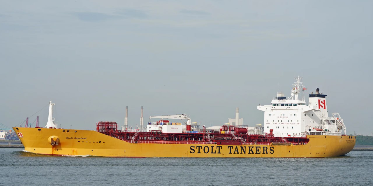 Йо хо хо и танкер полный бензина Сомалийские пираты вернулись на тропу морского разбоя и атаковали уже второй танкер за неделю причём на этот раз успешно добычей нападавших стало судно Hellas Aphrodite которое везло груз бензина из Индии в ЮАР Танкер точно взяли на абордаж но по последним данным экипаж укрылся в цитадели и не пострадал При этом буквально вчера пираты попробовали атаковать самый большой в мире танкер химовоз Stolt Sagaland но безуспешно судно обстреляли но абордаж отбила охрана На перевозку нефти и нефтепродуктов в регионе пираты повлияют если только косвенно за счёт выросших ставок на фрахт и на страховки Но для операторов судоходных компаний инциденты всё равно неприятны не хуситы так сомалийцы Нефтебаза