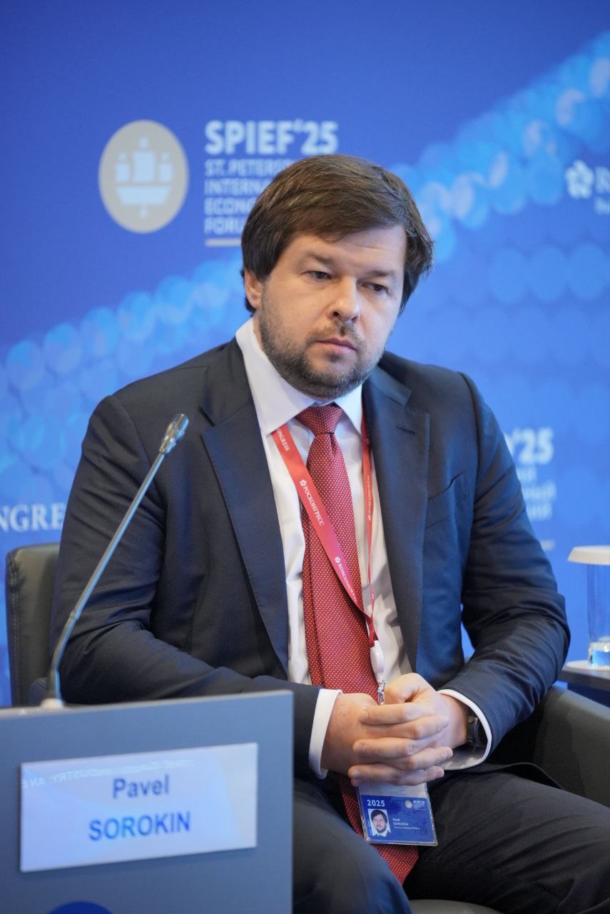 Минэнерго предложило использовать угольные электростанции для развития ЦОДов Министерство энергетики России выступило с предложением использовать угольную генерацию вместо газовой при развитии центров обработки данных ЦОД . Об этом сообщил первый заместитель министра энергетики Павел Сорокин в ходе сессии ПМЭФ-2025 «Газовая индустрия. Вектор на Восток», модератором которой стал президент Ассоциации «Глобальная энергия» Сергей Брилёв. По словам Сорокина, такая мера позволит с одной стороны поддержать угольную отрасль, находящуюся в условиях сложного кризиса, повысив ее рентабельность, а с другой — сократить затраты на транспортировку газа и электроэнергии, а также высвободить дополнительные объемы газа для экономически более эффективных направлений. «У нас сейчас достаточно тяжелое положение в угольной индустрии. Зачем нам сейчас дорогой газ использовать, чтобы создавать дополнительные вычислительные мощности, когда один киловатт электричества на газе будет по заниженной стоимости. Мы можем на карьере строить электростанции. Да, сегодня выработка на угле обходится дорого, но существуют возможности оптимизации. Мы сразу экономим 50–60 долларов на тонне за счёт снижения транспортных расходов, дополнительно сокращаем издержки на передачу электроэнергии и разгружаем газовый баланс, чтобы развивать производства удобрений и других газоемких отраслей на Дальнем Востоке или поставлять газ по уже имеющимся контрактным обязательствам», - пояснил замминистра.