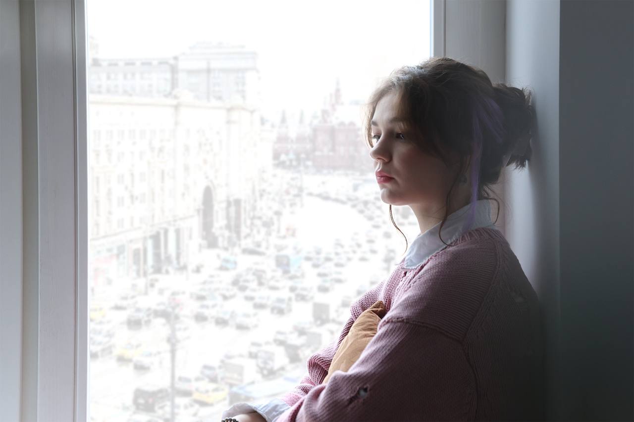 В Театре Моссовета встретятся четыре поколения москвичек 5 и 24 декабря Театр Моссовета представит премьеру спектакля Москвички по одноименной пьесе Марии Рождественской которая стала победителем драматургического конкурса Москва и Москвичи организованного театром при поддержке Департамента культуры Москвы Режиссер Игорь Яцко заслуженный артист РФ ставит камерную драму о женщинах которые представляют собой четыре разные эпохи со своими взглядами на мир любовь историю и политику В главных ролях заслуженные артистки РФ Мария Кнушевицкая Ольга Анохина Валентина Карева а также Марина Кондратьева и другие Действие разворачивается 21 декабря 2022 года в знаменитом Доме под юбкой на пересечении Тверского бульвара и Тверской улицы Главные героини прабабушка бабушка мать и дочь Маша В день рождения Маши только вступающей во взрослую жизнь они бесконечно спорят отражая извечный конфликт времен и поколений При этом неизменной остается только Москва Воспоминания о знаковых точках столицы памятнике Пушкину Галерее Актер Елисеевском магазине первом Макдональдсе вплетаются в канву личных историй героинь Важно что все герои пьесы женщины а мужчины внесценические персонажи исчезнувшие из их жизни Улица Тверская как магистраль отражает историю России а четыре женщины несмотря на все споры сходятся в главном в устремлении к будущему свету и добру Билеты на сайте театра