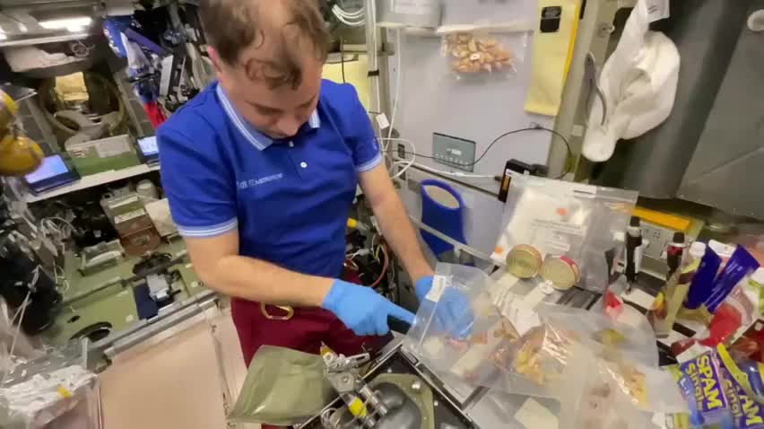 Космонавты МКС приготовили салат оливье в честь дня рождения американской коллеги