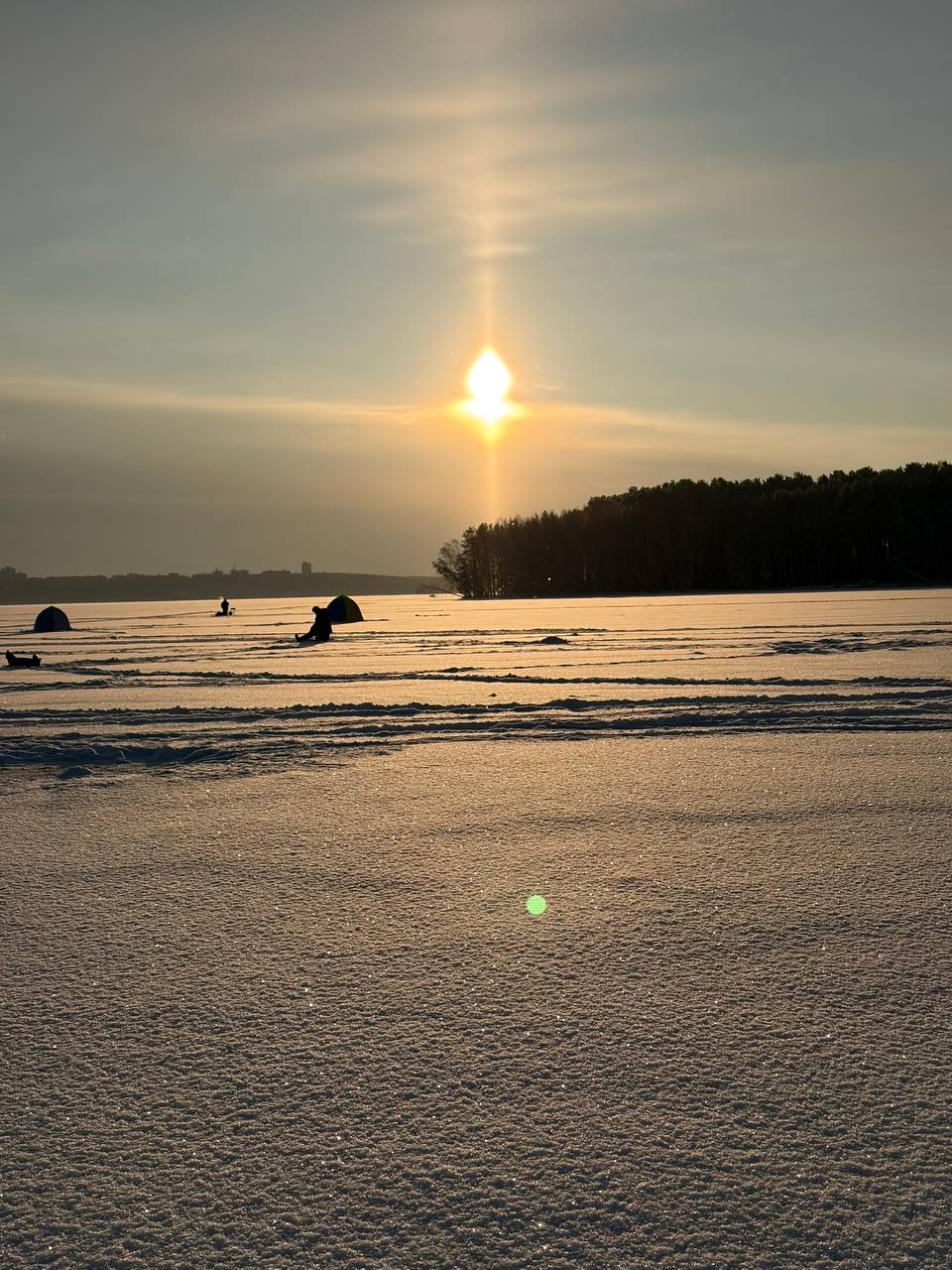 Два человека провалились под лед на Белоярском водохранилище По данным МЧС они отправились к водоему на снегоходах Одного из уральцев достали из воды сотрудники ведомства но по предварительным данным он скончался в реанимации Второго продолжают искать на льду нужно быть особенно осторожным и внимательным Подписаться на 4 канал Мы в MAX