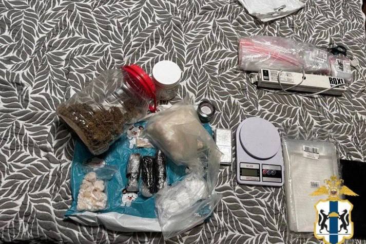 Новосибирские полицейские задержали 39 летнего мужчину перевозившего около 6 килограммов наркотиков Подозреваемого вместе с сообщником остановили при возвращении из Тогучинского района куда он ездил за крупной партией запрещенных веществ В ходе обыска автомобиля и квартиры задержанного обнаружены мефедрон кокаин марихуана гашиш и эфедрон Возбуждено уголовное дело НОВОСИБИРСК СЕГОДНЯ Новосибирск