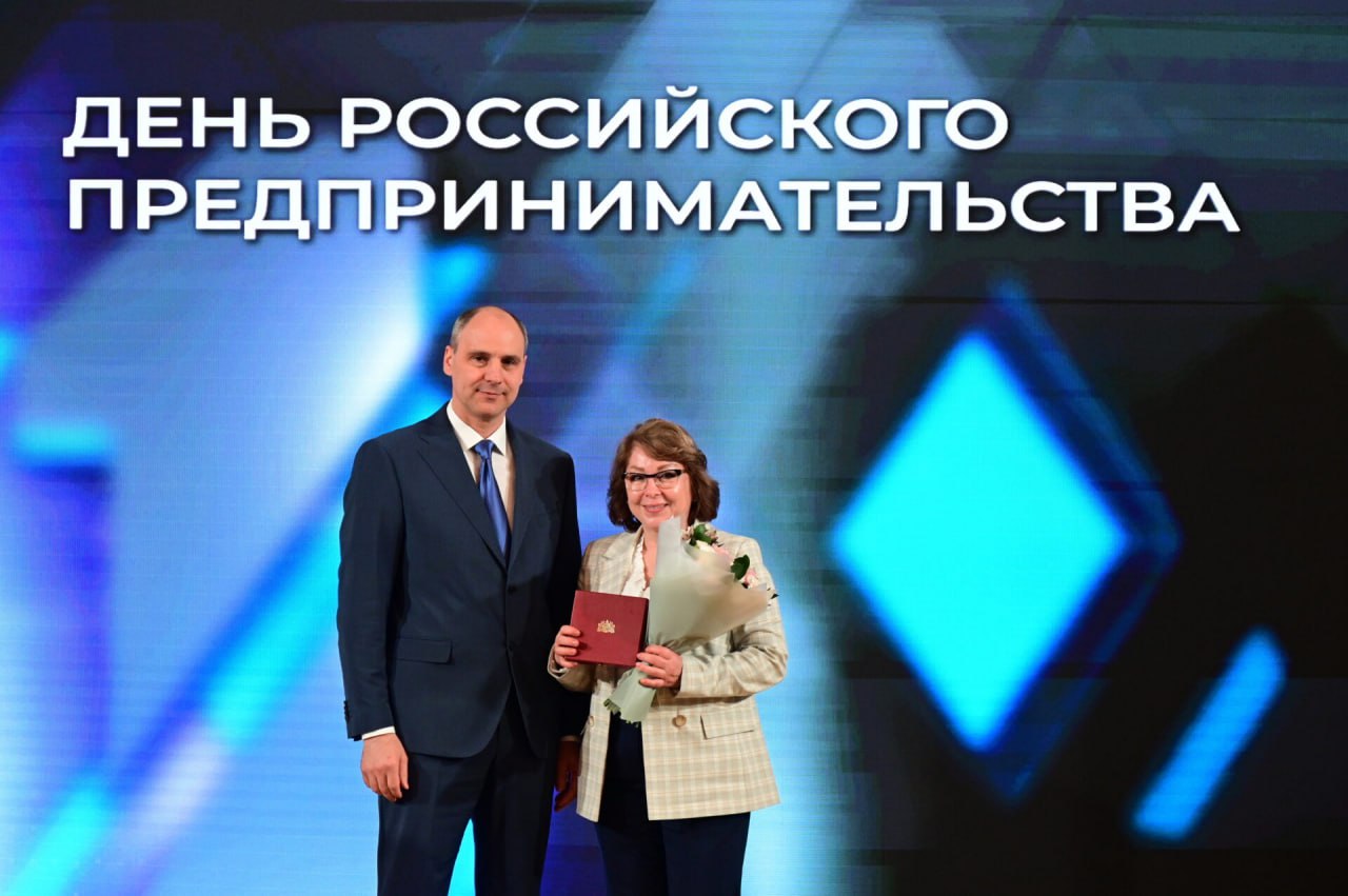 В День российского предпринимательства руководитель Свердловской области Денис Паслер наградил лауреатов премии «Номер один» Организаторы конкурса — Свердловский областной Союз промышленников и предпринимателей и Уральская торгово-промышленная палата при поддержке правительства региона. Мероприятие соответствует задачам нацпроекта «Эффективная и конкурентоспособная экономика». «Я с огромным удовольствием от себя лично и от жителей Свердловской области поздравляю всех вас с Днем российского предпринимательства. Без бизнеса — малого, среднего, крупного — реализовать проекты и задачи, которые перед нами ставит Президент России Владимир Путин, которые формируют жители области, невозможно. Поэтому совместная конструктивная и взаимовыгодная работа — это наша с вами задача. Такая работа на территории области всегда велась. Надо отметить, что в Свердловской области зрелый, профессиональный и креативный бизнес. Хочу поздравить все коллективы нашего бизнеса с профессиональным праздником», — заявил, открывая прием, врио губернатора Свердловской области Денис Паслер. Гран-при за технологическое лидерство в этом году присудили обществу с ограниченной ответственностью «Ньюлинк». Также награду получили: акционерное общество «Хромпик» — в номинации «Номер один в росте производительности», акционерное общество «Корпорация «Атомстройкомплекс» — за вклад в формирование городской среды и группа компаний «Портновская мануфактура SHISHKIN» — «Номер один за освоение рынков Российской Федерации». Впервые в истории премии был определен победитель в номинации «Креативный предприниматель». Им стало архитектурное бюро «Центр». Подробности читайте на сайте «Областной газеты». Павел Ворожцов, «Областная газета» Подписаться на «ОГ» Прислать новость Поддержать канал