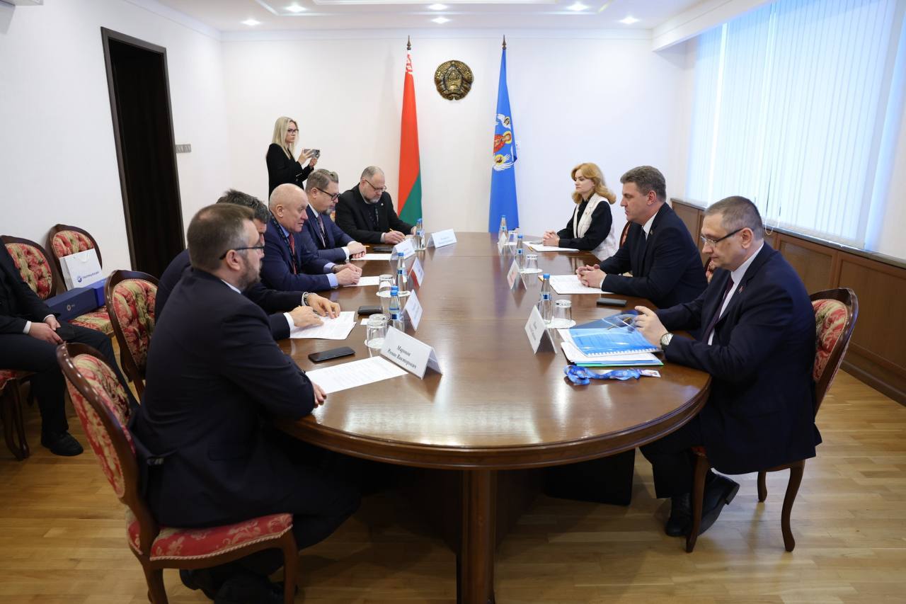 До конца года подвижной состав столичного метрополитена пополнится 20 вагонами Будущие поставки вагонов для третьей линии метрополитена обсудили на встрече председатель Мингорисполкома Владимир Кухарев и представители российского Трансмашхолдинга Вице президент Трансмашхолдинга Александр Чебаков подчеркнул что Минск для компании очень интересен и важен с позиции экспорта Председатель Мингорисполкома поручил изучить перспективы не только ближайших но и долгосрочных поставок Минск Новости MINSKNEWS BY Telegram Viber FB VK Inst TikTok YouTube
