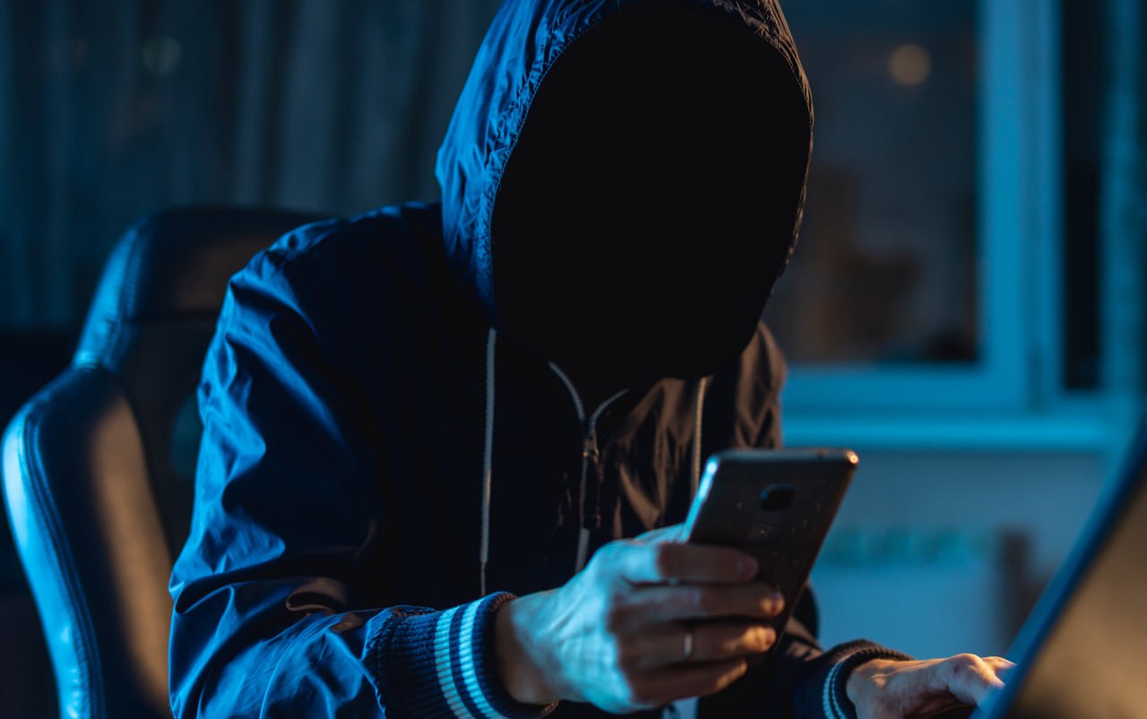 Мошенники перед 23 февраля обновили схему с якобы выплатой дивидендов Легенда злоумышленников гласит что россиянам в возрасте 35 65 лет положены дивиденды от инвестиционной компании в размере не менее 80 тыс рублей в честь Дня защитника Отечества Размер выплаты мошенники связывают с возрастом потенциальной жертвы предлагая уточнить сумму по фишинговой ссылке Ссылка же введет на поддельный сайт стилизованный под страницы известных федеральных деловых СМИ Там публикуется ложная информация о решении правительства в соответствии с которым каждому гражданину полагаются крупные дивиденды от государства Под предлогом якобы необходимой уплаты налога с дивидендов или уточнения их суммы у жертвы выманивают деньги и персональные данные Подписаться на truekpru Читать нас в MAX