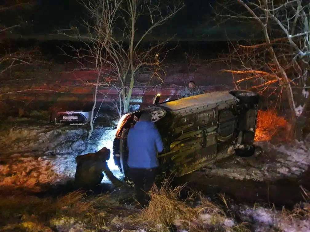 В Темрюкском районе полицейские помогли водителю улетевшему в кювет На автодороге п Соленый Порт Кавказ сотрудники Госавтоинспекции по Темрюкскому району находящиеся на маршруте патрулирования оказали помощь водителю который в связи с погодными условиями не справился с управлением и допустил съезд с дороги с последующим опрокидыванием Полицейские помогли освободить из снежной ловушки автомобиль Toyota и продолжили нести службу по обеспечению безопасности дорожного движения Связь и запросы на размещение рекламы в Temruchok info bot Подпишись на Темрюк Инфо в MAX ВКонтакте Одноклассники