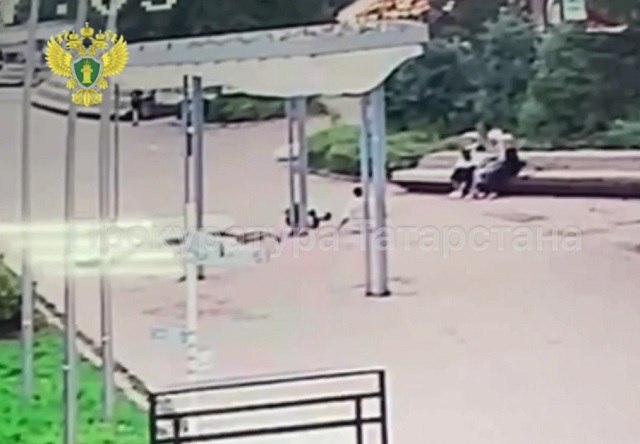 В Бугульме скончался 16-летний подросток, который накануне вместе с другом влетел в столб, катаясь на электросамокате. Прокуратура организовала проверку.