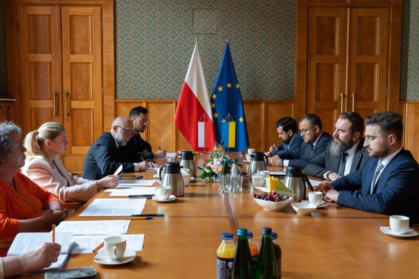 Польские школы вводят изучение украинского языка как второго иностранного языка и дополнительные занятия, - МОН Кроме того, рассматривается возможность включения украинского в список языков для сдачи экзаменов. В польских школах украинский язык могут ввести для изучения, если: с такой просьбой обратятся родители учащихся; есть учитель украинского языка и сформирована учебная группа; получено согласие директора школы и руководящего органа. В случае сложностей с внедрением можно обратиться в Посольство Украины в Польше.