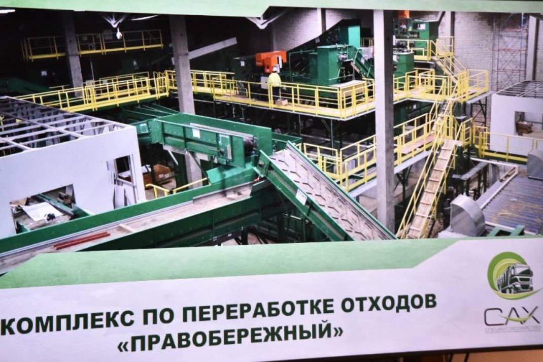 В Новосибирске суд постановил расторгнуть концессию на создание мусорного полигона Арбитражный суд НСО удовлетворил иск регионального министерства ЖКХ и энергетики с требованием о расторжении концессионного соглашения на создание мусороперерабатывающего комплекса Правобережный в Раздольном Построить полигон должно было АО Спецавтохозяйство которое является региональным оператором по обороту ТКО Однако концессионер не смог разработать проект и передать его в МинЖКХ в срок и тем самым нарушил условия соглашения Весной 2025 го арбитраж назначил компании за это штраф и неустойку Теперь Фемида постановила расторгнуть концессионное соглашение между министерством и АО САХ Решение суда пока не вступило в законную силу и может быть обжаловано Решение суда не затрагивает текущую деятельность АО САХ как регионального оператора по обращению с ТКО Компания продолжает в полном объеме выполнять свои обязательства по вывозу отходов на территории Новосибирской области пояснили в АО САХ