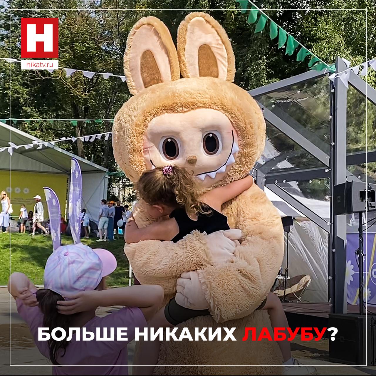 ГОСТ на детские игрушки станет обязательным для производителей. Что с Лабубу? Новый стандарт вступит в силу уже 1 августа. Он будет устанавливать, для кого игрушки предназначены, для какого возраста и для какой деятельности, по воспитательному назначению, материалу изготовления и так далее. Всего 20 категорий. ℹ В ГОСТе игрушка — это изделие или материал, предназначенные для детей в возрасте до 14 лет. Документ предусматривает 48 типов такой продукции, например: игровой набор, игрушка магнитная и дроны. Зачем же нужен этот стандарт? В Роскачестве рассказали, что по итогам прошлогоднего исследования игрушек, организация обнаружила массовые нарушения. Большинство изделий оказались токсичны и небезопасны для детей, сообщают «Известия». До сих пор в России не было ГОСТа на игрушки. Этим пользовались недобросовестные производители. Они классифицировали свои изделия, как сувениры, обходя обязательные требования безопасности. Так было с Хагги Вагги. А что с Лабубу? Игрушка до сих пор вызывает споры в сети из-за своей внешности. Первый зампредседателя Госдумы по защите семьи Татьяна Буцкая считает, что Лабубу — элемент моды: «Мода постоянно что-то навязывает обществу. Мы сами решаем, следовать ли нам этой моде. Бежать ли, сломя голову, за модными джинсами, остроносыми туфлями, вешать ли на свой рюкзак ушастого монстра». Буцкая рассказала, что родители могут пожаловаться в Роспотребзнадзор на опасность игрушки, но специалисты оценят только ее влияние на физическое здоровье ребенка. Оценить психологическую опасность можно будет после разработки ГОСТа на психолого-педагогическую экспертизу игрушек. Сейчас его разработкой занимается Роскачество. Прислать новость Заказать рекламу