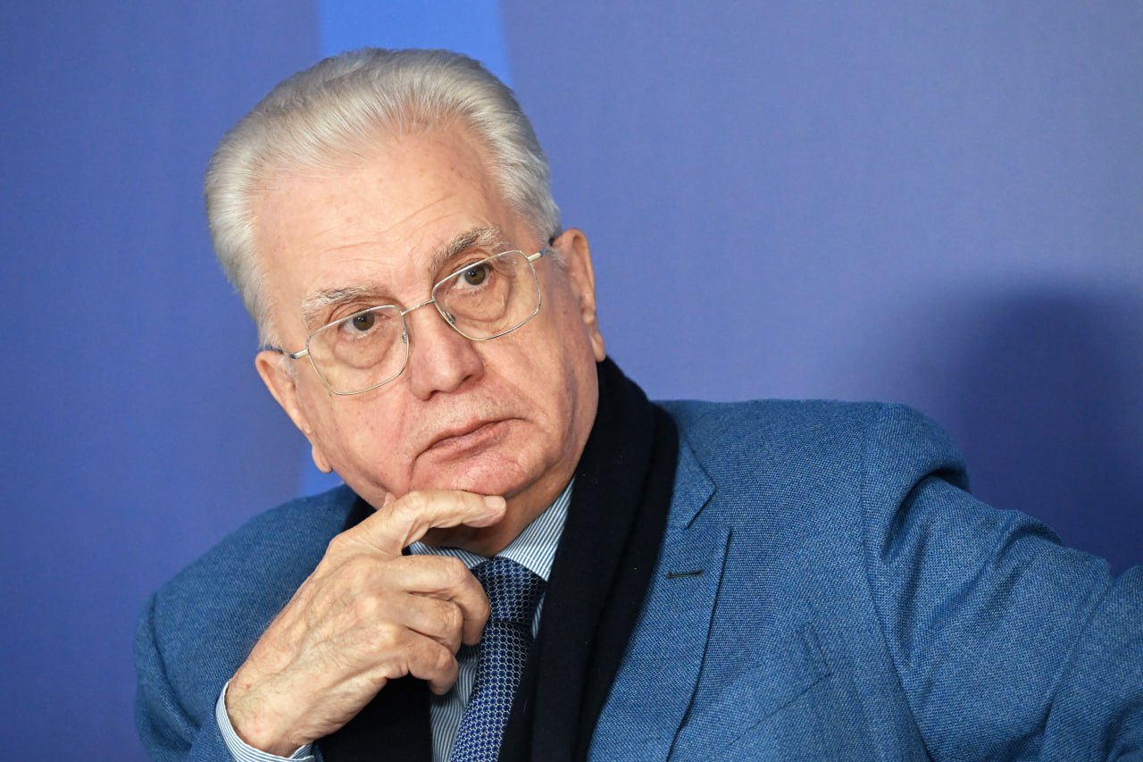Михаил Пиотровский переназначен на должность генерального директора Эрмитажа Председатель Правительства Михаил Мишустин подписал распоряжение о переназначении Михаила Пиотровского генеральным директором Государственного Эрмитажа на пятилетний срок Михаил Пиотровский доктор исторических наук академик Российской академии наук член президиума РАН действительный член Российской академии художеств В Эрмитаже он работает с 1991 года Вначале он был заместителем директора по научной работе а с 1992 го занял должность директора музея Подписаться на Правительство России в Telegram Читать нас в MAX