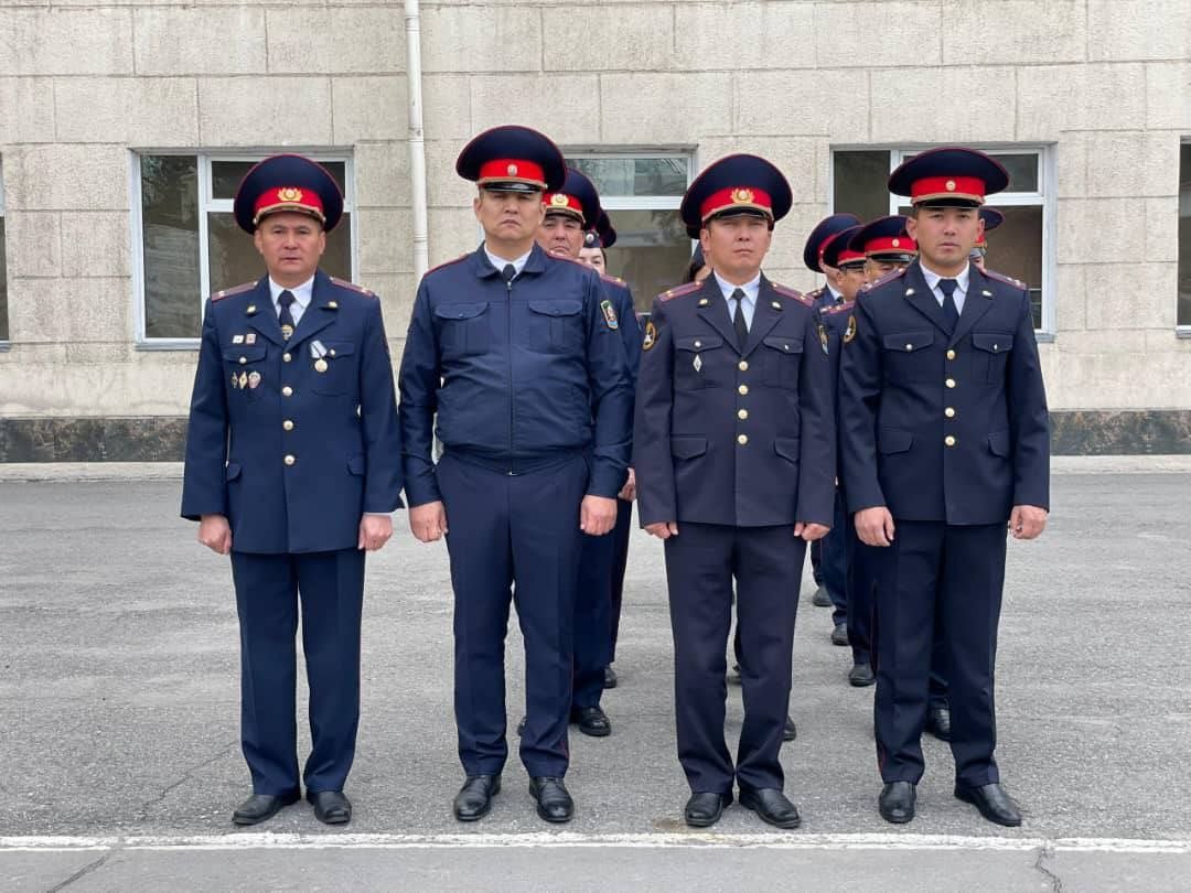 В Петербурге открылось представительство милиции Кыргызстана. Сотрудники будут заниматься профилактикой преступлений среди трудовых мигрантов из республики.   В Санкт-Петербурге за это отвечает полковник милиции Тологонов Таалайбек, который был назначение в октябре представителем МВД КР. Больше всего ведомство беспокоит вовлечение соотечественников в наркопреступность, сообщает пресс-служба МВД КР.     Пресс-служба МВД КР