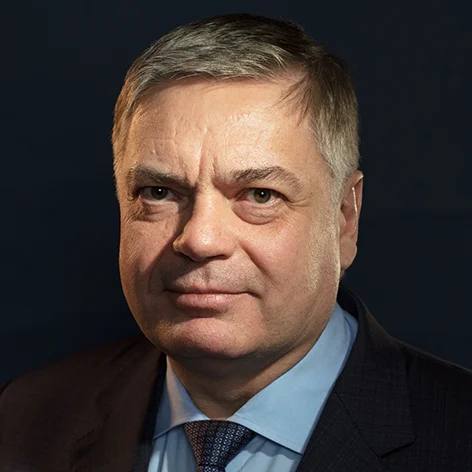 Основатель и председатель совета директоров одного из крупнейших логистических холдингов ГК Дело Сергей Шишкарев оказался фигурантом расследования в ОАЭ рассказали источники РБК По их данным бизнесмену в Дубае назначалась подписка о невыезде Еще один источник близкий к Шишкареву утверждает что ранее правоохранительные органы Объединенных Арабских Эмиратов проводили опрос бизнесмена по информации двух собеседников РБК в ОАЭ расследуется заявление о возможных угрозах со стороны бизнесмена в адрес бывшего топ менеджера аффилированной с ним компании Заявление об угрозах было принято 4 декабря в отделении полиции района Аль Барша оно находится на рассмотрении следует из материалов полиции Дубая с которыми ознакомился РБК В группе Дело от комментариев об ограничительных мерах отказались При этом вечером 11 января в телеграмм канале Шишкарева был опубликован пост с цитатой из Бандитского Петербурга Андрея Константинова Не столь важно как тебя ударили Гораздо важнее как ты встал и чем ответил РБК направил запросы в полицию и прокуратуру Дубая Подписаться на каналы Новости Подработка Помощь Мы в MAX Вещи даром