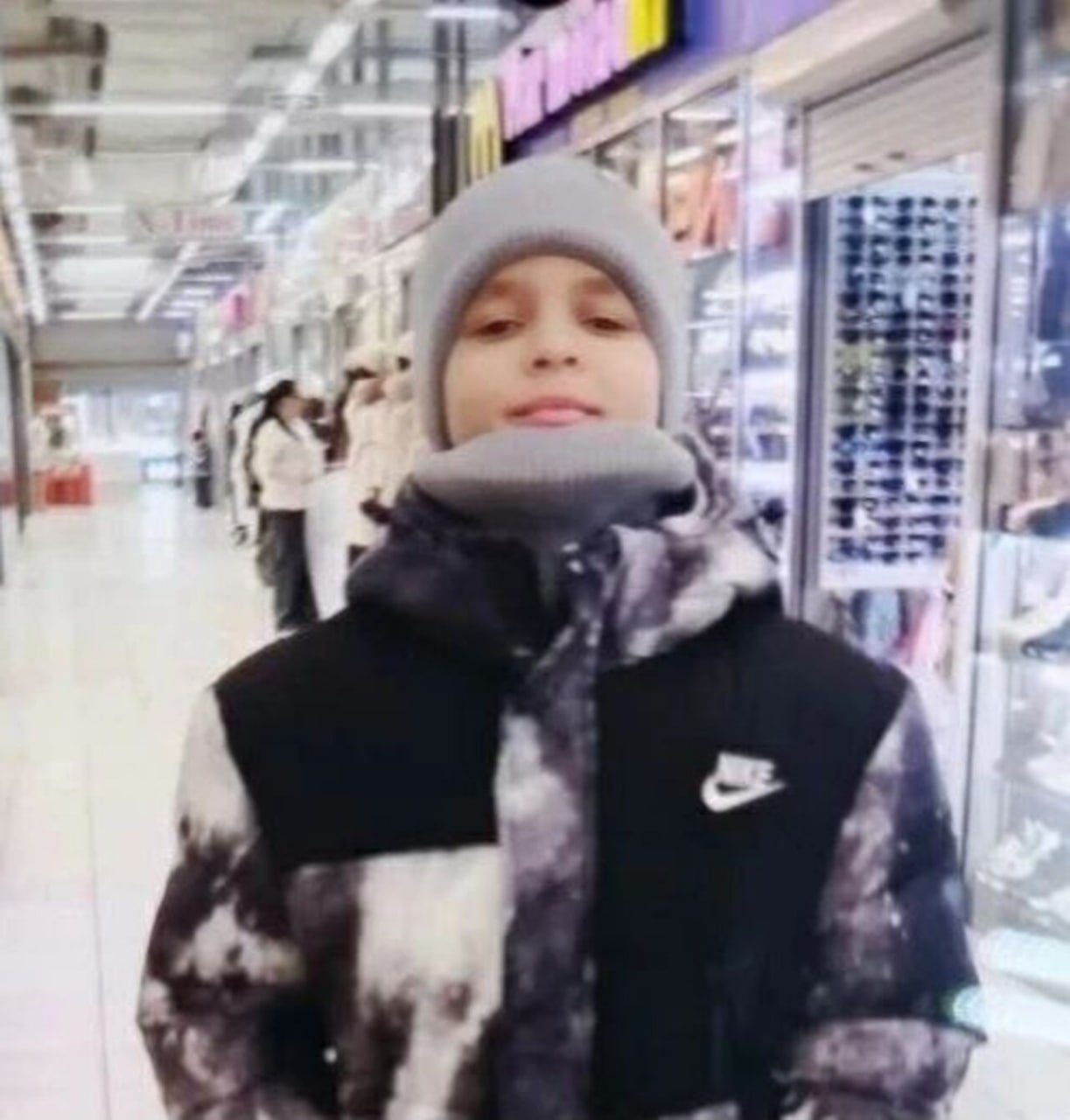 Ребёнок в Кузбассе бесследно исчез после выхода из школы В Юрге исчез 10 летний Никита Халеев сообщает в пятницу 19 декабря областное МВД 18 декабря текущего года он вышел из школы и до настоящего времени домой не вернулся сказали в полиции Приметы рост около 150 сантиметров нормального телосложения тёмно русые волосы короткая стрижка карие глаза Был одет в чёрно серый пуховик чёрные штаны чёрно оранжевые кроссовки серую шапку с собой взял чёрный рюкзак Владеющие информацией о мальчике могут звонить на 8 38451 6 66 21 или 02 102 с мобильного     Подписаться на VSE42 Ru   Подписаться на нас в MAX