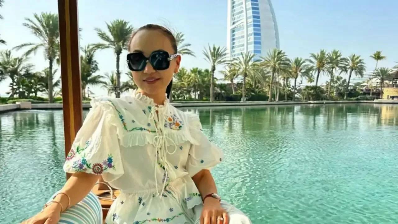 Уголовное дело в отношении Перизат Кайрат и ее матери направлено в суд В Генпрокуратуре сообщили, что в дела в отношении Перизат Кайрат и Гайни Алашбаевой поступили в Межрайонный суд по уголовным делам Астаны. Их обвиняют в хищении у граждан свыше 3 млрд тенге. Подозреваемые собирали средства под предлогом оказания благотворительной помощи детям-инвалидам, а также пострадавшим от паводков в Казахстане и конфликта на Ближнем Востоке. В ближайшее время станет известно, будет ли судебный процесс открытым. /atamekenbusiness