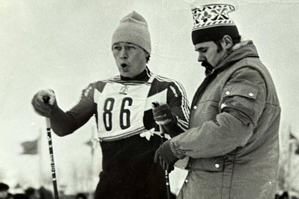 Четырехкратный чемпион СССР по лыжным гонкам трагически погиб при пожаре в гаражном кооперативе Сергей Сокарев выигрывал первенства Советского Союза на дистанции 70 километров с 1981 по 1984 годы Трагедия произошла в ночь с 9 на 10 сентября в Ленинградской области бывшему спортсмену было 68 лет Подписывайтесь на РИА Новости Спорт в MAX