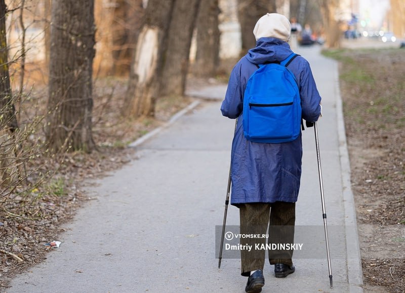 Россиянам предложили выходить на пенсию на 10 лет позже чтобы увеличить размер пенсии vtomske ru news 212421 Если гражданин решил поработать при наступлении пенсионного возраста в течение пяти лет он может увеличить размер своих индивидуальных пенсионных коэффициентов на 36 а фиксированную выплату на 45 Если отложит выход на пенсию на 10 лет то он более чем в два раза увеличит свою пенсию заявила член комитета Госдумы по труду соцполитике и делам ветеранов Светлана Бессараб Единая Россия При этом весь этот период гражданин будет получать только заработную плату и не будет получать пенсию Согласно данным на сентябрь 2025 года средняя продолжительность жизни в РФ составляет 73 4 года Пенсионный возраст с 2019 года поэтапно повышается до 60 лет для женщин и 65 лет для мужчин работа до гроба томск новоститомска Прислать новость Подписывайся на vtomske ru