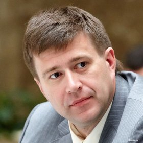 Совфед назначил Александра Коновалова на должность судьи Конституционного суда РФ.  Ранее Коновалов занимал должность полномочного представителя президента в Конституционном суде.