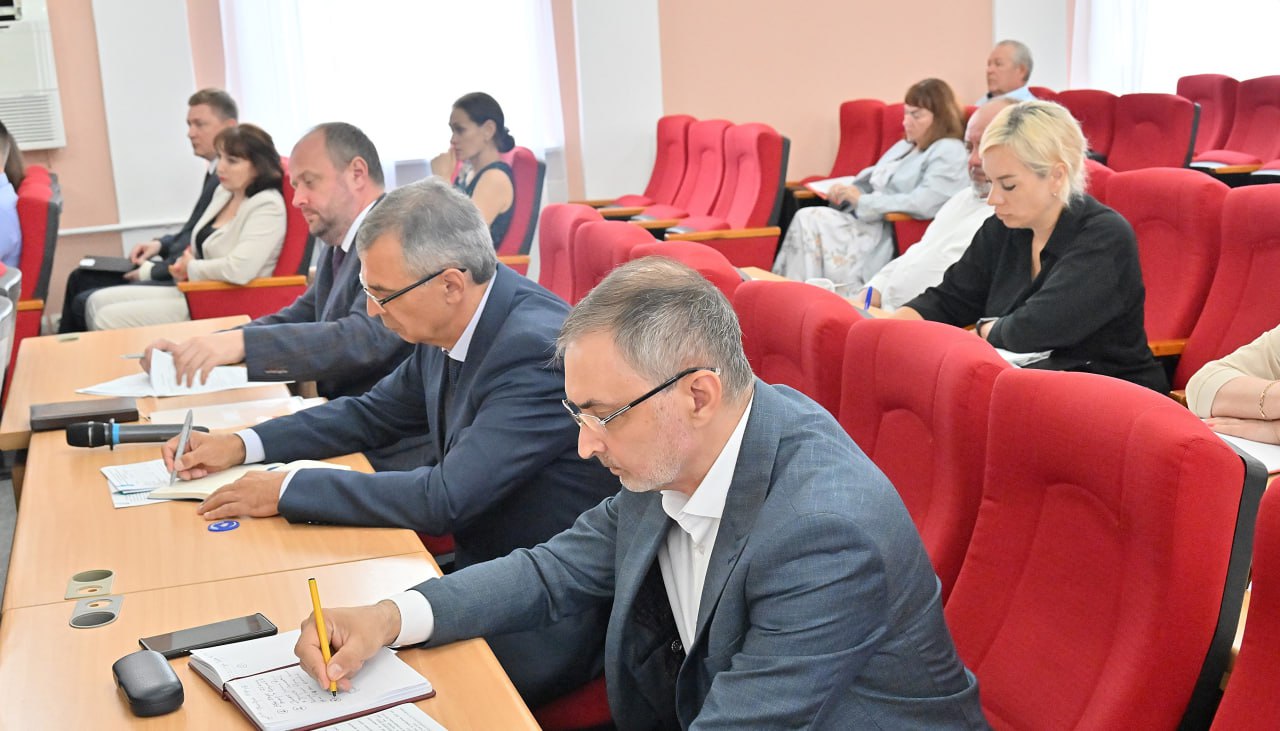 На аппаратном совещании обсудили вопрос подготовки к новому отопительному сезону.  Работы идут полным ходом. Ключевое направление – обновление изношенных теплосетей.   В этом году полностью заменят около 8 километров сетей. Поставил задачу следить за соблюдением графиков подрядчиками. Все работы закончить до конца августа, чтобы успеть восстановить дороги и произвести благоустройство.  Продолжаем ремонт дорожного полотна в городе. Укладка дорожного покрытия на улице Ленина закончена. На следующей неделе начнется нанесение разметки. Начали капитальный ремонт дороги по улице Ленинградской – от улицы Ленина до Ким Ю Чена. Реконструкцию дороги по улице Краснодарской поручил закончить до конца августа.