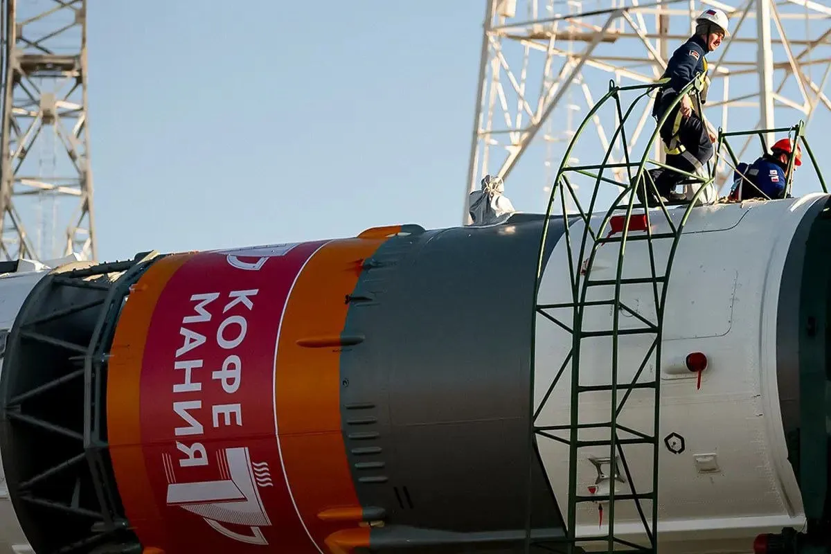 Роскосмос начал ставить рекламу на ракетах С начала года было размещено шесть рекламных наклеек интеграции банка ПСБ сети Кофемания телеканала РУ ТВ Олимпийского комитета России а также социальная реклама к 65 летию полета первого человека в космос Финансовые результаты нового для себя вида деятельности Роскосмос не раскрывает Однако по данным источника Ведомостей речь идет о нескольких сотнях миллионов рублей что для госкорпорации занимает небольшую долю в общем объеме ее доходов Подписывайтесь на Расстригу