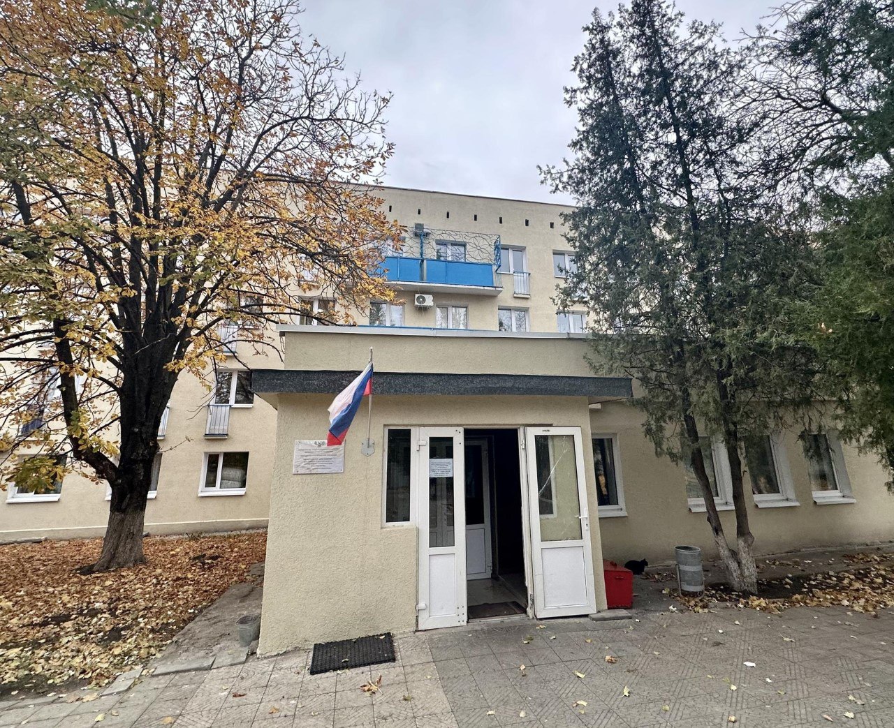 Дом Ветеранов — под пристальным вниманием экспертов В Орджоникидзевском районе Мариуполя продолжается восстановление Дома Ветеранов. Работы находятся под постоянным контролем специалистов Управления технического надзора капитального ремонта, подведомственного Министерству ЖКХ Московской области. Объект общей площадью 3 1 5 0 м² достиг 85% строительной готовности. В восстановлении задействовано порядка 50 специалистов. Под контролем технического надзора проводится: — восстановление конструктивных элементов здания; — полная замена инженерных систем; — установка новых дверных блоков; — масштабная внутренняя отделка помещений. Уже завершены ключевые этапы: отремонтирована кровля и восстановлен фасад; смонтированы системы водоснабжения, отопления и слаботочные сети; благоустроена прилегающая территория — установлены беседки, прогулочные аллеи с лавочками, создано комфортное и безопасное пространство. Специалисты Управления осуществляют регулярные выезды на объект — не реже одного раза в неделю — чтобы лично оценивать качество материалов, проверять соблюдение технологии и подтверждать соответствие проектным решениям. Работы проводит шеф-регион Московская область под руководством ППК «Единый заказчик в сфере строительства» и ООО «РКС-НР».