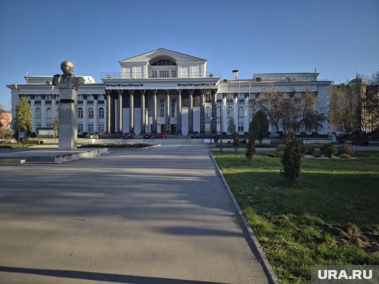 ДК имени Ленина в Перми перейдет в собственность города   Сейчас объект культурного наследия принадлежит евангелистам. Задачу выкупить его у религиозной организации поставил мэру Эдуарду Соснину губернатор края Дмитрий Махонин.