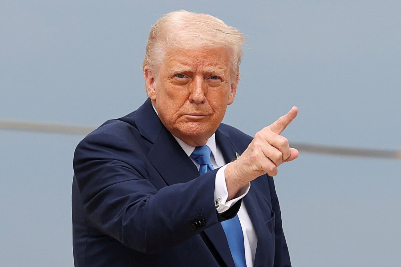 Трамп поздравил американских сограждан с полугодием его второго срока на посту главы государства. Он написал, что США удалось сделать «множество хороших и великих вещей». В том числе — «завершить множество войн», с которыми Вашингтон связан только экономикой и «дружбой».