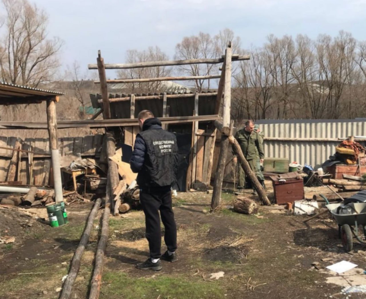 За зверскую расправу над соседкой будут судить подростка из Тумкино О жестоком преступлении в Тереньгульском районе Ульяновской области портал 73online писал ранее — сосед-подросток в полночь нанёс девочке ножом и топором 70 ударов, сбросил тело в подвал, а утром как ни в чём ни бывало отправился в школу за знаниями По словам источника, у парня «сорвало крышу» практически на ровном месте У него есть сестра, в которую за день до убийства кто-то кинул камень. Девочка вспомнила, что при этом присутствовала их впоследствии убиенная соседка. В ночь убийства брат пришёл к ней разбираться. Девочка указала на некоего парня. Сосед уже собирался уходить, когда девочке захотелось расставить все точки над «i» — она написала записку для его сестры и устно добавила, что его сестра «одевается, как бомжиха». У парня «свистнула фляга», и он схватился за топор... Подписывайтесь: 73online Присылайте новости