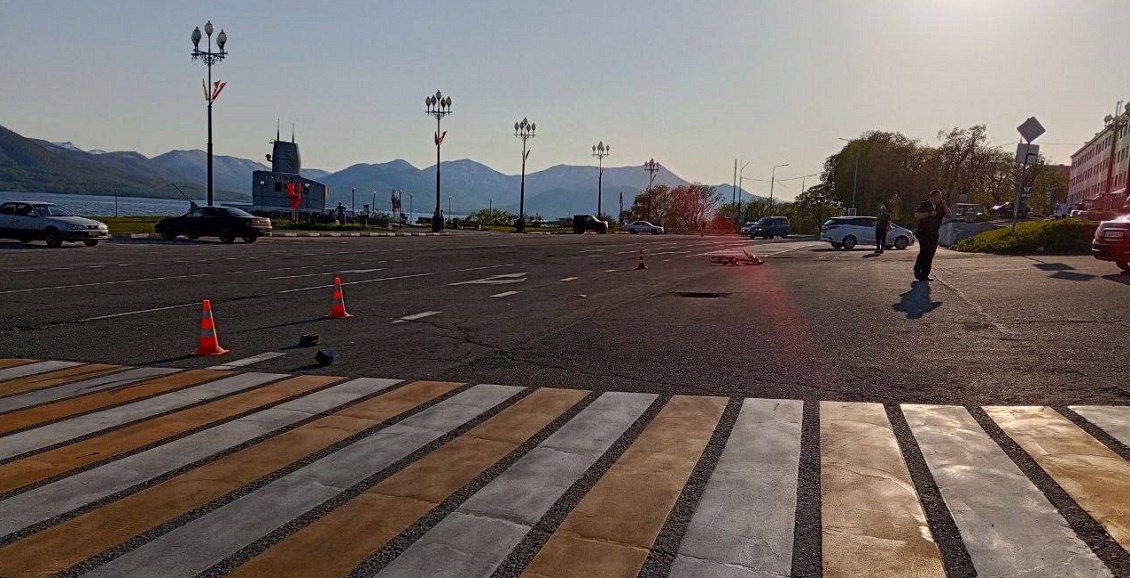 В Вилючинске автомобиль сбил ребёнка на пешеходном переходе В День защиты детей в Вилючинске сбили ребёнка. ДТП произошло на пешеходном переходе в районе площади героев-подводников в жилом районе Рыбачий. Нажмите для подробностей -
