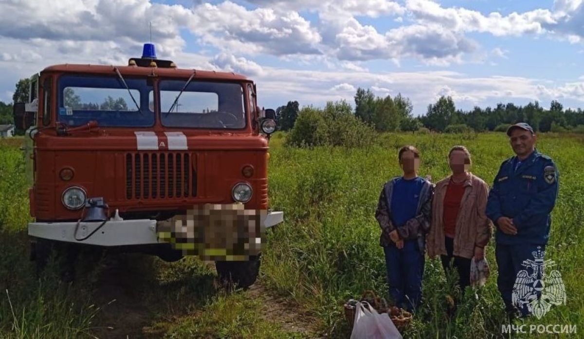 В Ивановской области сотрудники МЧС благополучно нашли заблудившихся в лесу бабушку с внучкой Летний сезон «тихой охоты» в разгаре: грибники и ягодники активно исследуют лесные угодья. Однако нередко такие прогулки заканчиваются потерей ориентации, особенно в труднодоступных местах. ↗ Прислать новость Подписаться