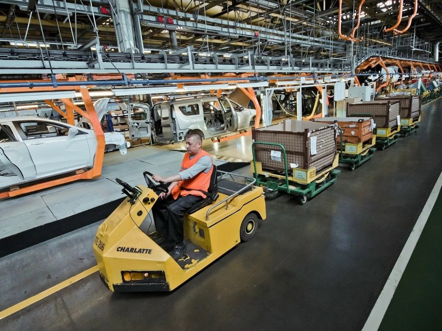 АвтоВАЗ возобновил производство после каникул и вернулся к пятидневной рабочей неделе На фоне падения спроса на российском авторынке АвтоВАЗ работал в режиме неполной четырехдневной недели с 29 сентября 2025 года В конце сентября предполагалось что четырехдневный режим работы может продлиться до шести месяцев Тем не менее 10 декабря президент АвтоВАЗа Максим Соколов подписал приказ о возвращении пятидневной рабочей недели с 1 января 2026 года В 2025 году АвтоВАЗу пришлось снижать план выпуска Lada с изначальных 500 тысяч штук до 300 тысяч плюс минус 10 Подробнее   Подпишись на MASHNEWS