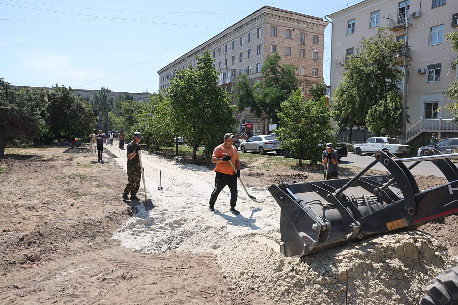 Еще один фонтан появится в сквере имени Симбирцева в Волгограде Губернатор Андрей Бочаров проверил ход реконструкции территории и поручил закончить все работы к 9 мая следующего года. Чаша нового фонтана появится у памятника Григорию Засекину. Готовность первой очереди благоустройства участка улицы Мира и сквера имени Симбирцева – 8 %. Восстанавливают и многострадальный фонтан, готовность – 60 %. Подписаться