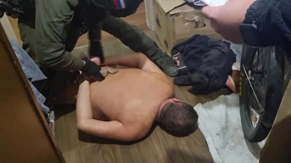 2-й Западный окружной военный суд приговорил 59-летнего жителя Ярославля к 3 годам колонии общего режима. Его признали виновным в публичном оправдании терроризма с использованием интернета.  По данным областного УФСБ, Сотников размещал в сети призывы к подрыву Керченского моста и Курской АЭС. Его задержали в декабре 2024 года сотрудники органов безопасности и Росгвардии.  Фото: Пресс-служба УФСБ по Ярославской области  Еще больше новостей — в Telegram-канале «Ъ-Ярославль»