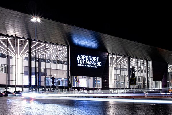 Заказчик ремонта Толмачево потребовал от Новосибирскавтодора 713 млн рублей Федеральное учреждение Ространсмодернизация которое является заказчиком реконструкции аэропортового комплекса Толмачево попросило суд взыскать с компании подрядчика работ Новосибирскавтодор 713 млн рублей Иск принял к производству Арбитражный суд Московской области следует из картотеки арбитражных дел Об этом сообщает ТАСС Исковое заявление Федерального казенного учреждения Дирекция государственного заказчика по реализации комплексных проектов развития транспортной инфраструктуры принять к производству Арбитражного суда Московской области говорится в определении суда К участию в деле в качестве третьего лица привлечено межрегиональное контрольно ревизионное управление федерального казначейства Рассмотрение дела назначено на 20 января Суд также предложил сторонам урегулировать спор самостоятельно и провести примирительную процедуру aviaru net n290658