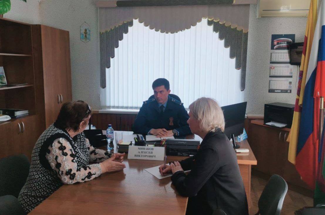 Руководством прокуратуры района проведен прием граждан в отдаленных поселениях Павловского района Заместителем прокурора Павловского района Алексеем Минаковым проведен выездной прием граждан в администрации Новопластуновском сельского поселения Павловского района. На прием обратились жители района по различным социальным вопросам, в том числе об обеспечении водоснабжения на территории кладбища ст. Новопластуновской. По поступившим заявлениям даны разъяснения действующего законодательства, а также приняты письменные обращения, по которым организованы проверочные мероприятия, с целью установления оснований для принятия мер прокурорского реагирования. Работа в данном направлении продолжается.