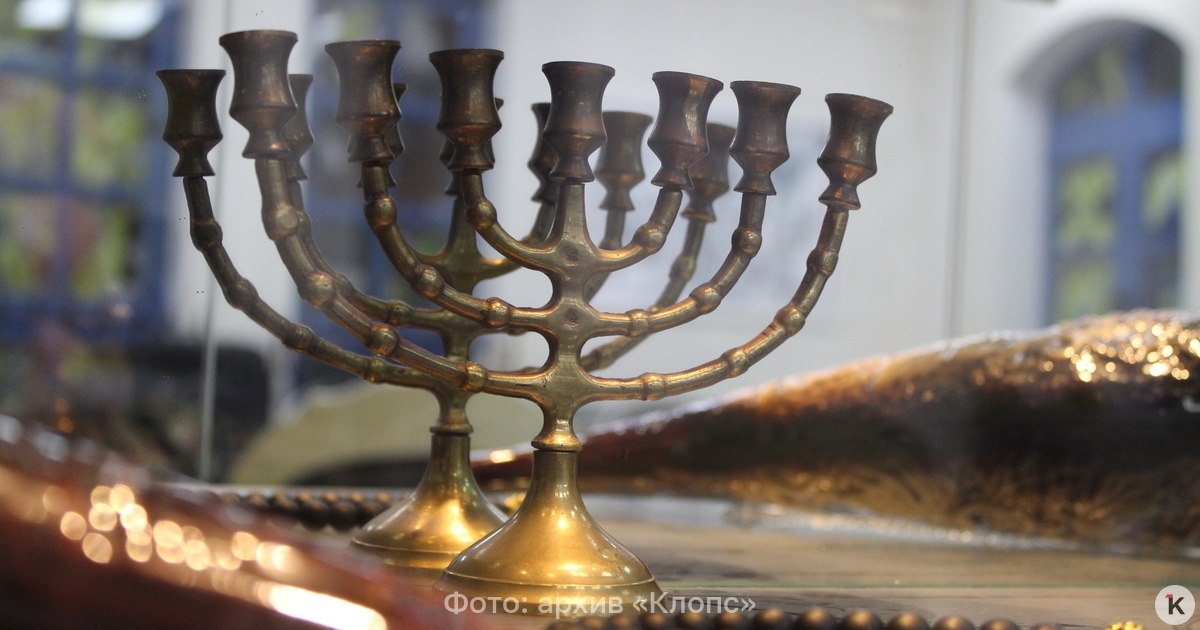 В центре Москвы впервые с 1991 года не стали зажигать ханукальную менору В Москве впервые с 1991 года не будет зажжен восьмисвечник по случаю иудейского праздника Ханука Об этом в воскресенье 14 декабря сообщает Интерфакс со ссылкой на пресс службу главного раввина России Берла Лазара Традиционная церемония на площади Революции не была согласована мэрией Москвы по соображениям безопасности и поэтому отменена говорится в публикации В своем поздравлении к единоверцам раввин напомнил о главном уроке Хануки как бы ни было трудно никогда не опускать руки и помнить древнюю мудрость о том что даже одна малая свеча разгоняет самый большой мрак В 2025 году празднование Хануки продлится с 14 по 22 декабря Каждый день по традиции иудеи будут зажигать в меноре новую свечу