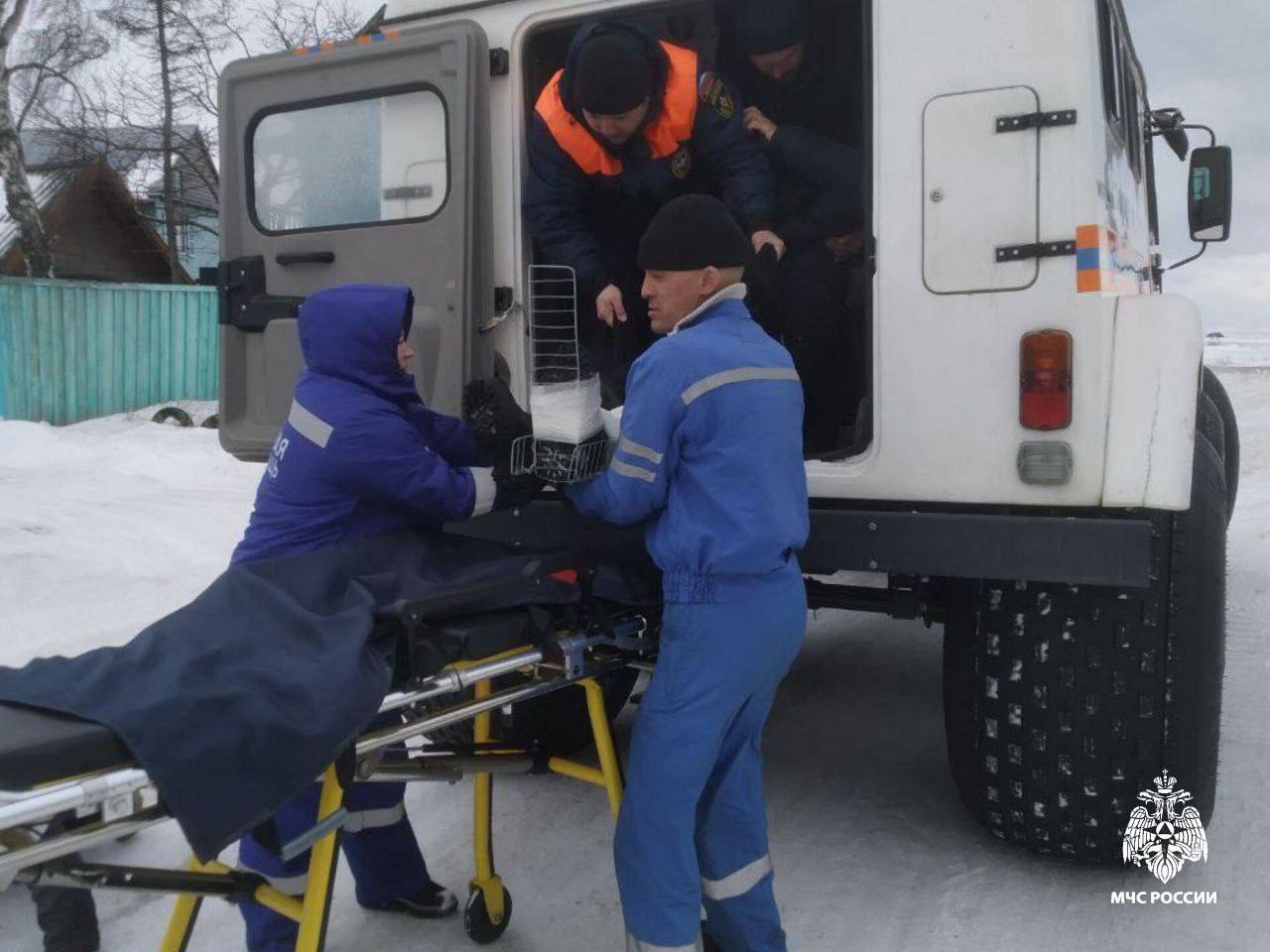 На Байкале спасли мужчину, повредившего ногу  Вчера спасатели получили сигнал бедствия от мужчины, повредившего ногу на льду Байкала.   Сотрудники МЧС выдвинулись к месту происшествия — в 7 километрах от берега Байкала, рядом с селом Посольское Кабанского района.   Найдя пострадавшего, спасатели оказали ему первую помощь и зафиксировали поврежденную конечность. Аккуратно перенесли мужчину на вездеход и доставили на берег, где его передали бригаде скорой помощи.