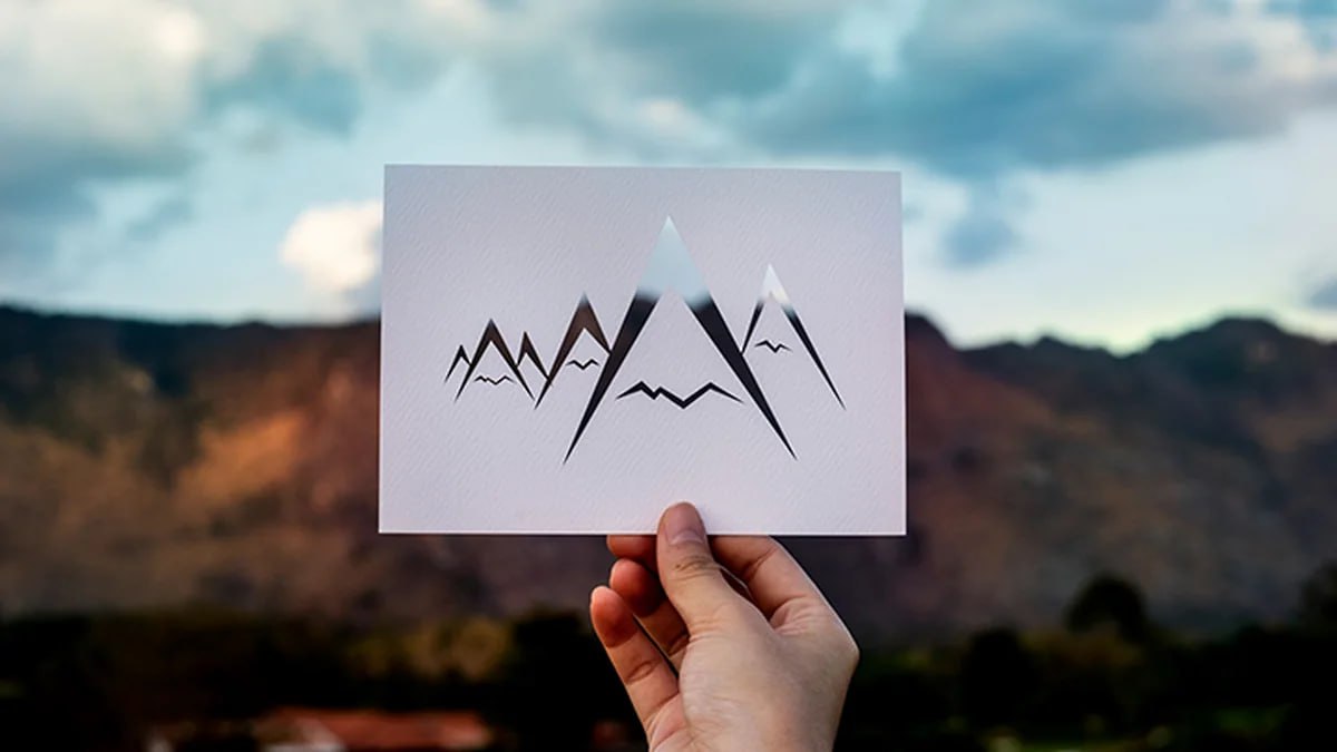 Сегмент курортной недвижимости в России демонстрирует устойчивый рост подогреваемый ростом турпотока Гостиничные номера и апартаменты у моря или в горах все чаще рассматриваются не просто как объекты для отдыха а как инструмент сохранения и приумножения капитала Немаловажным фактором является инвестпривлекательность курортных лотов и относительно недолгая окупаемость от сдачи их в аренду При этом эксперты констатируют охлаждение интереса инвесторов к Сочи и смещение внимания в сторону Крыма и курортов Северного Кавказа По данным Trophy Assets за этот год курортное жилье в Анапе и Новороссийске подорожало на 13 14 а в Минеральных Водах на 17 6 Растет и средний чек сделок на рынке недвижимости Южного берега Крыма По информации агентства недвижимости Golden Brown стоимость жилья на ЮБК увеличилась практически вдвое с 8 млн до 15 млн руб а покупатели ищут более просторные лоты Подробнее в материале Инвестиции идут в горы партнерскийматериал