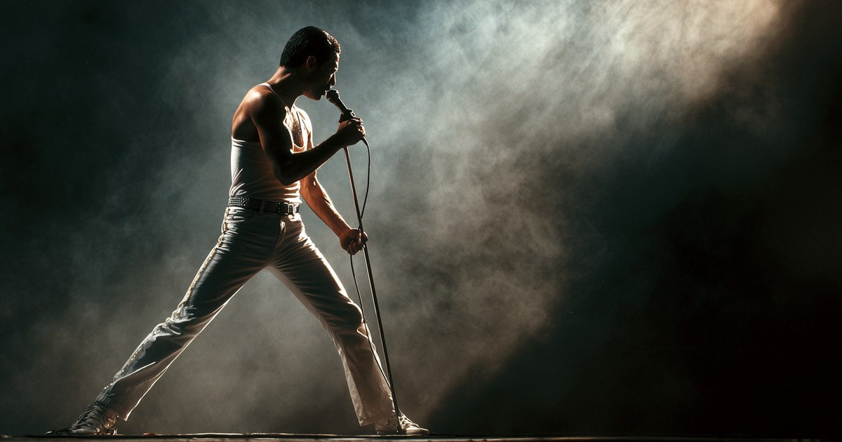 Предполагаемая дочь Фредди Меркьюри умерла от рака позвоночника СМИ Предполагаемая дочь вокалиста британской рок группы Queen Фредди Меркьюри умерла в возрасте 48 лет от рака позвоночника Об этом ссылаясь на родственников женщины пишет The Daily Mail О том что у музыканта есть дочь стало известно в 2025 году благодаря книге Love Freddie С любовью Фредди журналиста Лесли Энн Джонс В ней рассказывается что Меркьюри скрывал от общественности наличие ребёнка В тайну был посвящён только близкий круг музыканта включая его родителей сестру участников Queen и подругу певца Мэри Остин Дочь Меркьюри жила в Европе и работала врачом Ребёнок был зачат в 1976 году случайно во время скоротечного романа рок звезды с женой его близкого друга По словам Джонс впоследствии трое взрослых решили что девочка будет жить со своей матерью и её мужем Меркьюри регулярно общался с дочерью которая с раннего детства знала кто был её настоящим отцом Она связалась с Джонс более трёх лет назад и поведала свою историю которая была подкреплена переданным ей 17 томным личным дневником Меркьюри Личность женщины намеренно не разглашалась а сама дочь не просила никакого вознаграждения за публикацию книги