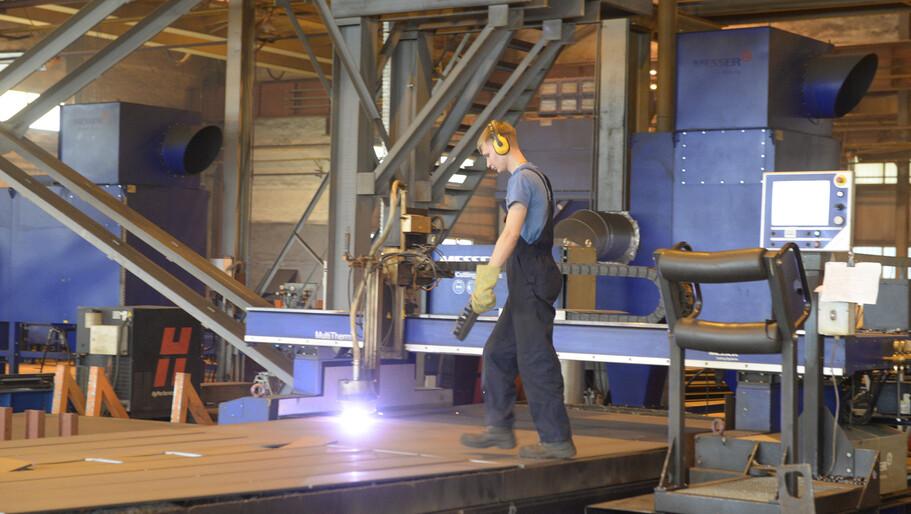 Сальдо об итогах 2025 года миллиарды инвестиций и системное развитие Уходящий 2025 год стал для Херсонской области периодом системного развития и плановой работы Об этом Херсонскому агентству новостей заявил глава региона Владимир Сальдо Уходящий год стал для Херсонской области временем системного развития Регион перешел от точечных решений к плановой работе по всей территории Сформированы мастер планы и генпланы для ключевых муниципалитетов Это база для новых кварталов дорог набережных социальной инфраструктуры уточнил он Губернатор обратил внимание на последовательное восстановление экономического потенциала шел запуск новых и обновление действующих предприятий импульс получила перерабатывающая промышленность производство стройматериалов и транспортная сфера В режиме особых экономических условий заключено почти 60 соглашений с объемом инвестиций около 11 млрд рублей создано примерно 700 рабочих мест и эта цифра растет подчеркнул он Сальдо отдельно отметил работу социального блока Ремонтируются школы и детские сады модернизируются больницы открываются кадетские классы действует единый стандарт поддержки участников СВО и их семей Это то что люди ощущают каждый день заключил глава области