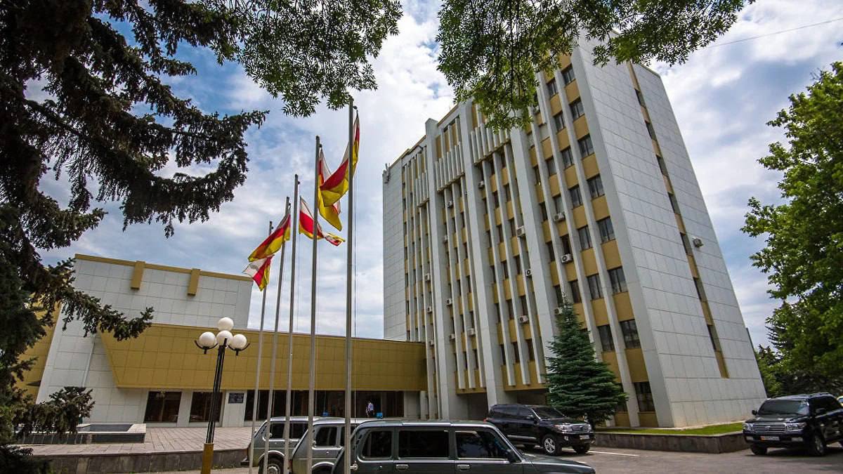 Объявлены программа и спикеры I Международного экономического форума в Южной Осетии Программу социально экономического развития Южной Осетии рассчитанную на 2026 2030 годы представят на I Международном экономическом форуме Южная Осетия Горизонты инвестиций который пройдет с 18 по 20 сентября в Цхинвале сообщили организаторы мероприятия Ключевым событием станет пленарное заседание с участием президента Южной Осетии Алана Гаглоева где будет представлена государственная программа социально экономического развития на 2026 2030 годы пройдет обсуждение приоритетных инвестиционных проектов сотрудничества с Россией и международными партнерами Участие в пленарном заседании примут президент Абхазии Бадра Гунба заместитель председателя правительства РФ Александр Новак гендиректор Российского экспортного центра Вероника Никишина а также Айдын Ширинов председатель Ассоциации питомниководов и садоводов Ставропольского края говорится в сообщении В первый день форума 18 сентября состоится молодежный день в рамках которого участников поприветствуют президент республики Алан Гаглоев и президент РСПП Александр Шохин Кроме того пройдут панельные дискуссии о роли молодежи в IT сфере предпринимательстве науке образовании и спорте По словам организаторов 19 сентября посвятят инвестиционной привлекательности Южной Осетии а также банковской системе республики Будут обсуждаться вопросы перспектив развития банковского сектора механизмы поддержки бизнеса и новые инвестиционные возможности В числе спикеров второго дня председатель правительства РЮО Константин Джусоев председатель Банка Абхазии Беслан Барателиа заместитель председателя Банка России Сергей Белов старший вице президент ВТБ Ольга Баша старший вице президент ПАО Банк ПСБ Сергей Лысиков председатель Банка Алании Сослан Бекоев и другие уточнили в оргкомитете В финальный день помимо пленарного заседания состоится праздничный парад приуроченный к 35 летию провозглашения независимости Южной Осетии Также откроется выставка народных умельцев а участники мероприятия смогут посетить экспозицию инвестиционных проектов Завершат форум мастер класс от известного спортсмена и рестлера Джефа Монсона торжественный прием от имени президента и гала концерт на Театральной площади Цхинвала Подробнее   ЗДЕСЬ Подписывайтесь на КрыльяTV