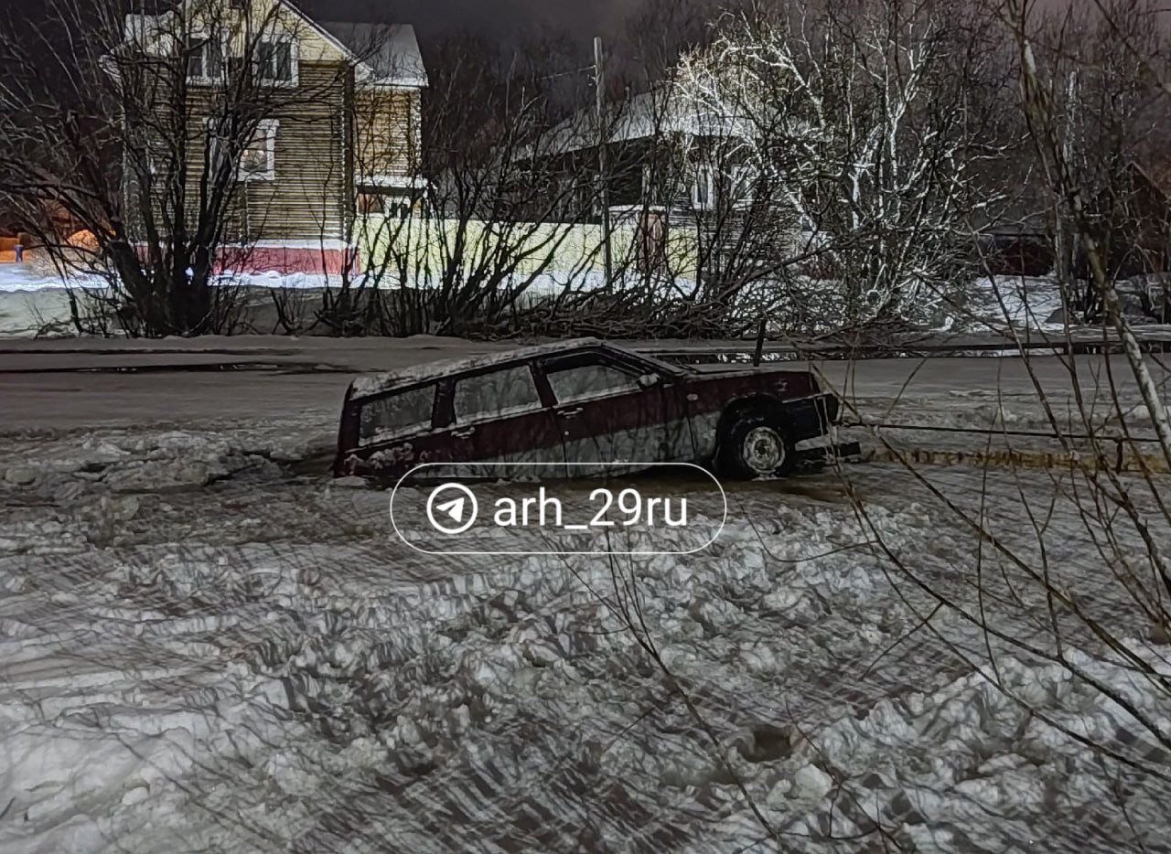 В Архангельске провалился под лед легковой автомобиль. Случай произошел 1 января на реке Соломбалке.  Машина ушла под расколовшийся лед задней частью. По словам очевидцев, ее прикрепили к берегу тросом, чтобы она не слишком сильно утонула. Местные жители предполагают, что водитель захотел покататься по льду.  Фото: Александр Гревцов.